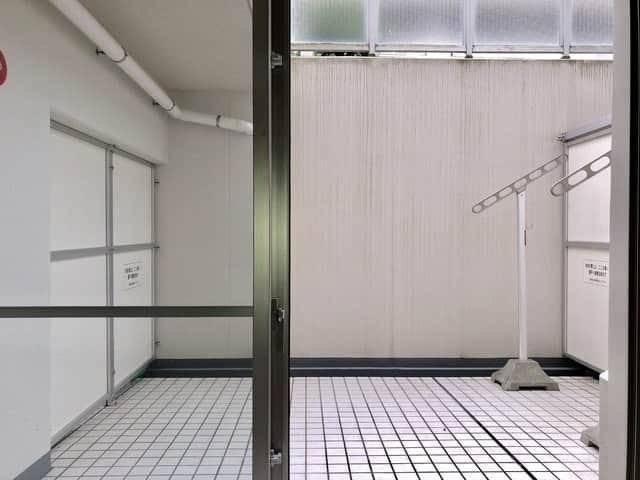 グッドルームさんのインスタグラム写真 - (グッドルームInstagram)「▼光の雨 ⁠２つ大きな窓から降り注ぐ太陽の光。 あなたの生活をどんな風に照らすでしょうか。 ⁠ -------------------⁠ ⁠ 東京 #牛込柳町 1LDK 51.54㎡ ⁠ 広々としたテラス付きの1LDKです。 1階と地下1階にまたがるメゾネット。  地下にも、上階部にも、 太陽の光が届きます。  朝起きて、クリーム色の階段を降りると、 降り注ぐ光の雨。  その雨を背中に見えるのは、 大理石の高級感漂うキッチン。 調理スペースがリビング側に伸びているので、 昼は友人を招待しての立食パーティなんていかがでしょう。  午後には広いテラスで、 光の雨を感じながらアフタヌーンティをいただくのも素敵。 ⁠ ・⁠ こちらの物件は実際に住めるお部屋です。詳細はストーリー、ハイライトにて！⁠ ・⁠ こだわりのお部屋探しは、@goodroom_jp から URLをチェック！⁣⁣⁣⁣⁣⁣⁣⁣⁣⠀⁣⠀⁠ ・⠀⁠ ※最新のお家賃につきましては、リンク先物件ページからご確認ください。⁠ ⁠・⁠ #goodroom #interiordesign #decoration #myhome #homedesign #interiordecor #urbanlife #apartment #tokyo⁠ #東京 #生活 #シンプルな暮らし #シンプルライフ #日々の暮らし #引っ越し #暮らしを整える #二人暮らし #物件探し #お部屋探し #お洒落な暮らし #理想の空間 #空間デザイン #間取り図 #賃貸⁠ #丁寧な暮らし #ペットと暮らす  #メゾネット #テラス #階段のある家」5月12日 19時30分 - goodroom_jp