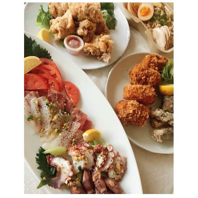 前田ゆかのインスタグラム：「今日はテイクアウト✨  三軒茶屋で寛げて美味しいお店 のごはんを 家でも味わえる喜び！ @jippou_misyuku  お刺身が美味しいからカルパッチョ 牛蒡素揚げ 鳥唐揚げ 自家製コロッケ そぼろご飯  今日はご馳走だから嬉しい🙌  みんなでまたお店に行ける日を心待ちにしてます✨  #テイクアウト  #夕飯 #ラクチン #三軒茶屋 #十方」