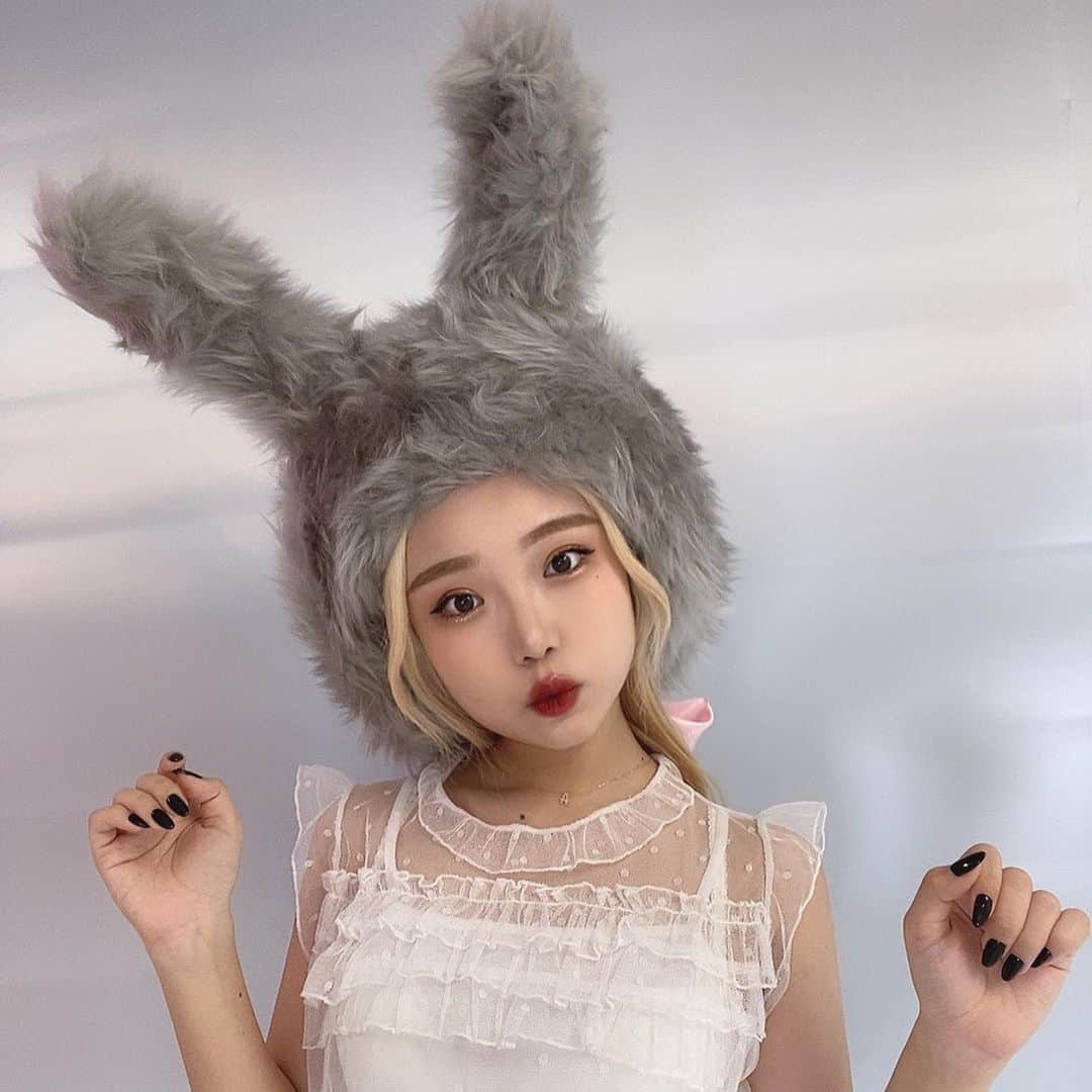 双木昭夫のインスタグラム：「グレーは引き続き発売しております💖 レギュラー12000円 ヘッドホン23000円(税別) namaikiribbon.stores.jp URL はプロフィールに貼ってあります」