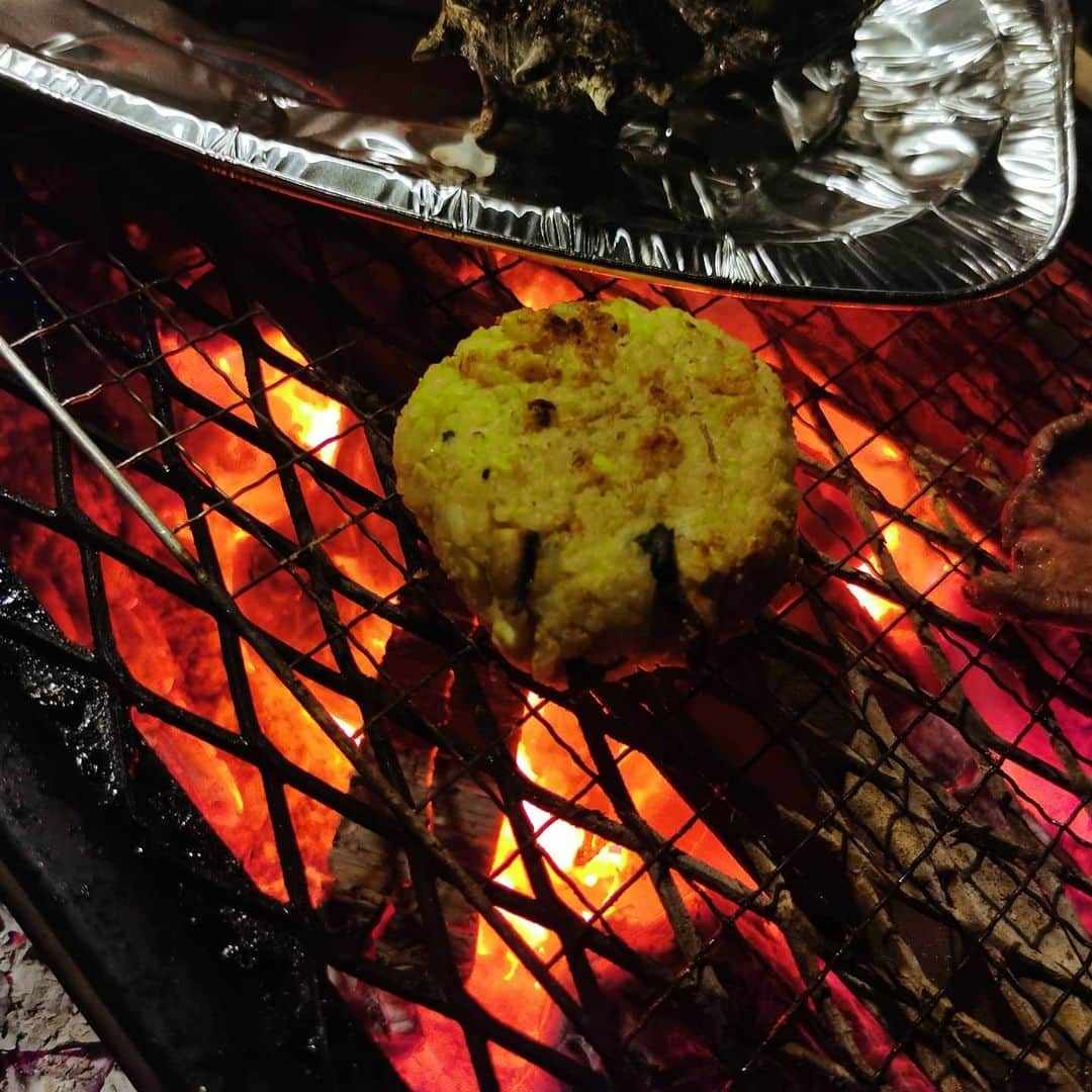 脇田恵子さんのインスタグラム写真 - (脇田恵子Instagram)「@hachimine_anna 杏ちゃんから🍙 #おにぎりチャレンジ  皆で楽しく🔥火を囲んで BBQ. お肉🍖やお野菜🥦🥕🍅お魚🐟を 頂いた後の締めの 焼きおにぎり 最高🤤👍！ 自粛しましょうね!!の中で思いついた、 私の大好きな🍙というか 最高に美味しいであろうシチュエーション 🍙おにぎりは😀👌コレ  皆で同じ向きで火を囲んで楽しく美味しく 頂けることに感謝をしながら 頬張る熱々のカリカリの🍙🤤 ふわっと  想像してみて 自然の中で色んな静けさの音がある中で 火がパチパチ言ってる上で、 小さな音を立てながら焼かれていくおにぎり  繋げる人はコメント欄で指名しまーす😁  想いを結ぶおむすびバトンコロナの収束をすこしでも早いことを願って。  #祈りのおむすびバトン #焼きおにぎり #シチュエーション大事 おにぎりバトンよくわかってないww」5月12日 19時39分 - keiko_wakita3