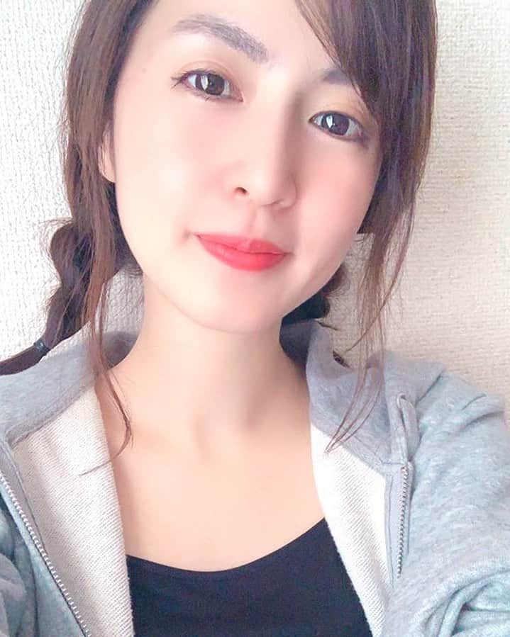 浜田真衣のインスタグラム：「おうち時間が増えてから、 自分と向き合う時間ができた｡・:＋° それに加えて肌のことや 髪のことや…いろいろ考えることも😍 数年後どんな人になっていたいか、 女性としてどんな人生を送りたいか いろいろ考える良い機会🌸 「おうち時間」 考え方次第で 有意義な時間を送れると思う♡  #浜田真衣 #MONAカフェ #おうち時間 #パーカーコーデ #Japanese #instalike #instagood #instadaily」