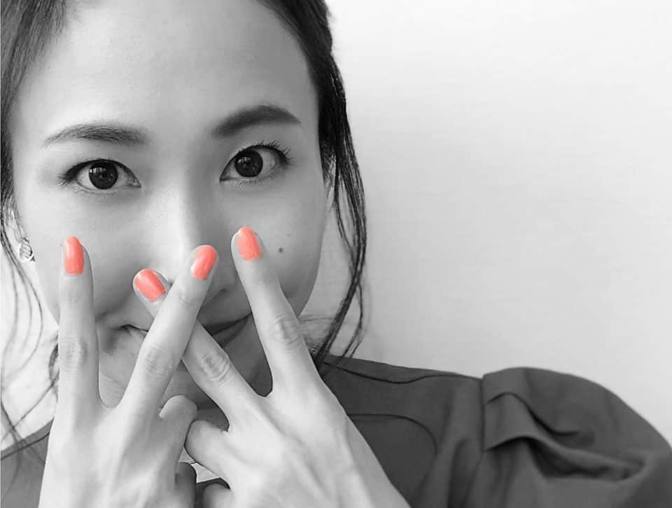 実咲凜音さんのインスタグラム写真 - (実咲凜音Instagram)「. ネイルをオレンジ色にしたら 思った以上に オレンジ🍊でした🤔  最近は ビタミンを取るために グレープフルーツに 砂糖をのせて食べるのに ハマっています👏  おいしいよ。  みりおん。 #明日はもっと暑いみたい #熱中症に毎年なるので #今年はならないようにしたいですね #皆さんも気をつけて」5月12日 19時40分 - misaki_rion