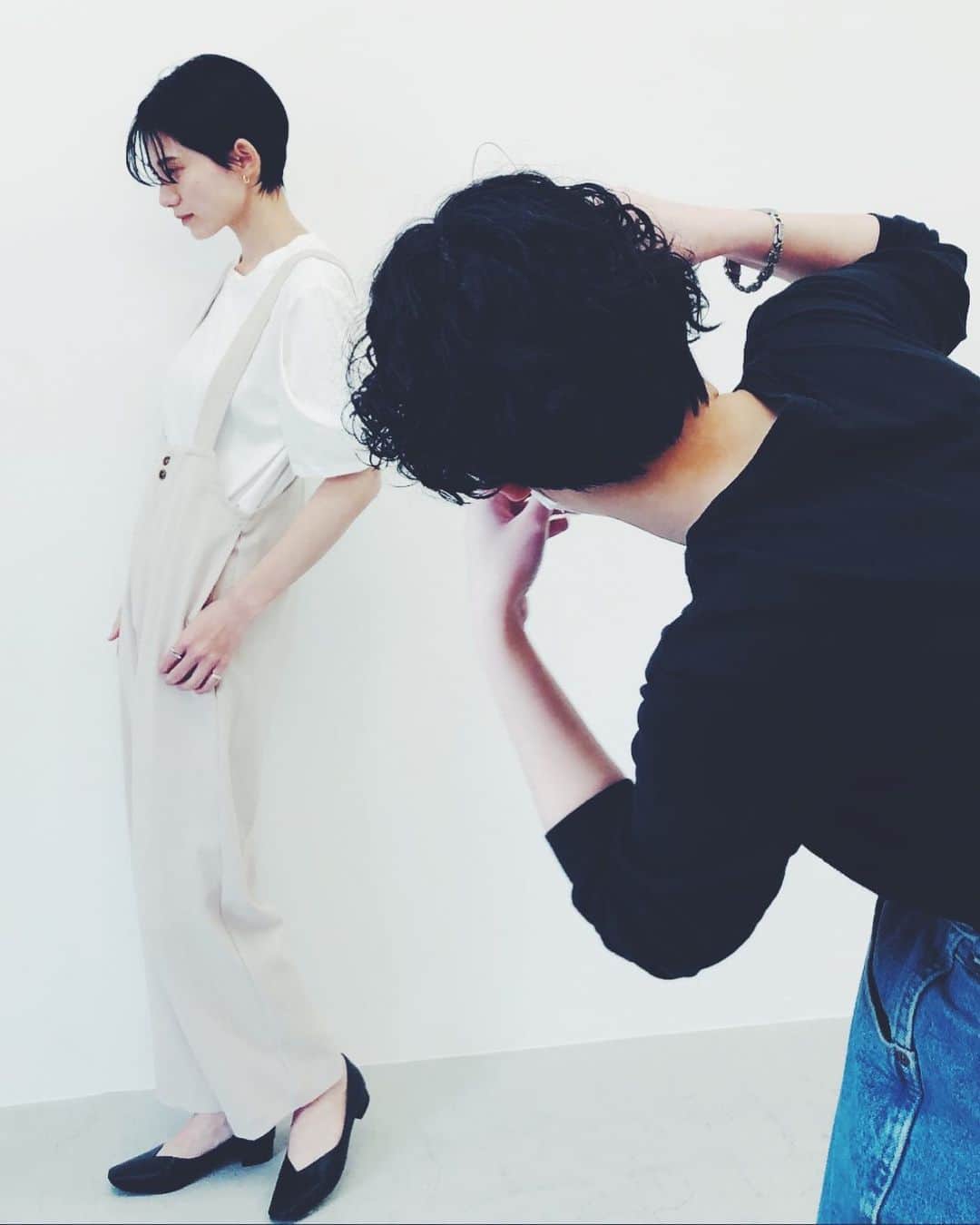 平山奈美のインスタグラム：「someday . #スタミキ #スタイルミキサー #ショートカット #ハンサムショート #ママ #男の子ママ #サロペット #夏コーデ #ママコーデ #大人カジュアル」