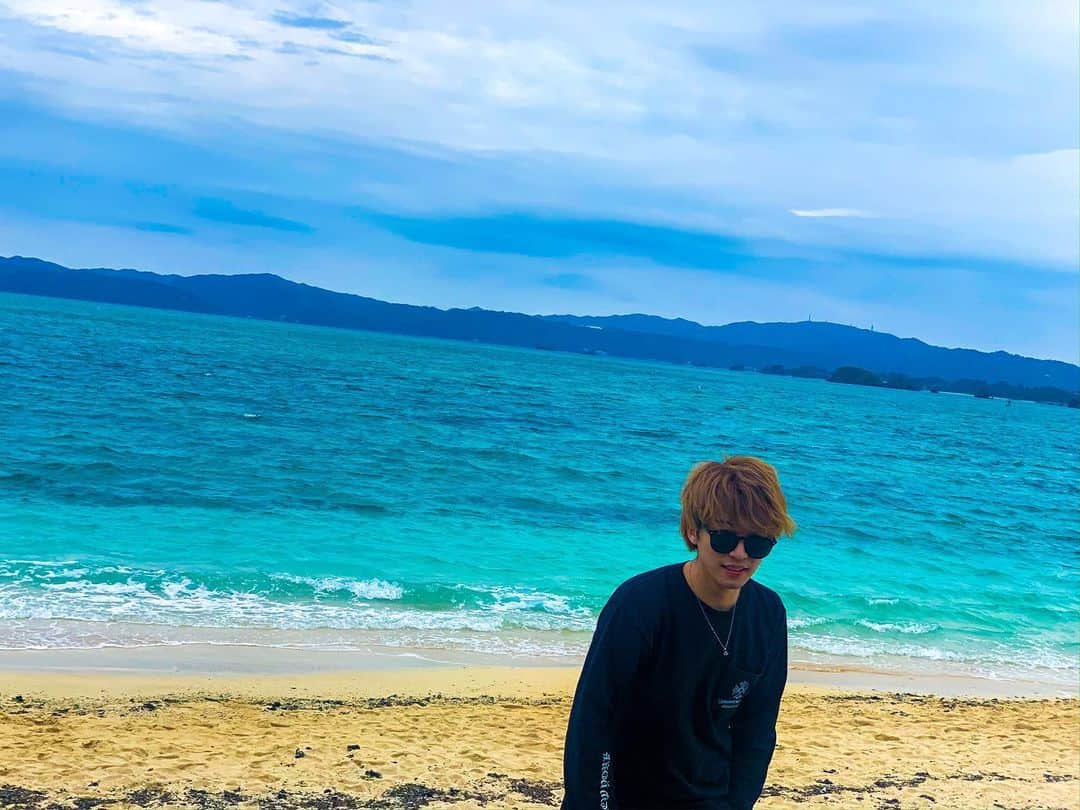 品川翔のインスタグラム：「• コロナが落ち着いたら また旅に出たいな！！ • • 暖かくなってきたから 海が綺麗なところにいきたい😊 （写真は過去のやつ） （初めて載せた） • • • 前にインスタライブで言いましたが YouTubeチャンネル開設しているので プロフィールの所から飛んでチャンネル登録してくれたら泣いて喜びます😭 色々準備段階なので今月中には上がる予定なので楽しみにしててください！！ • • •  #instagood#actor#俳優 #hair#style#l4l#f4f #followme #fashion #KYOTOSAMURAIBOYS #KSB#model  #ootd #instafashion #aj1#airjordan #airjordan1 #aj#kicks#kickslife #sneaker#品旅 #youtube」