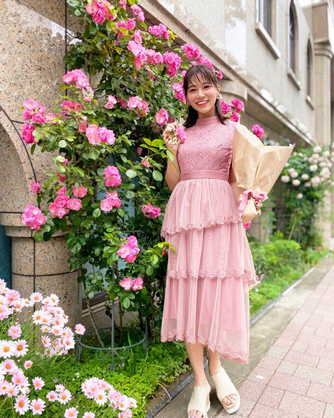 石井里奈さんのインスタグラム写真 - (石井里奈Instagram)「こんばんは🌙 . 今日は母の日コーデの全身👗✨ . 2月に購入していた @miia_official ワンピをようやくおろしました🙆‍♀️✨ . ピンクの層になったフリルがとっても可愛いの🥰ノースリーブでも歩ける季節になって嬉しいね💕 . 最近どうぶつの森やっているからか、魚だけでなくお花の名前にも詳しくなってきた気がするよ🌺笑 おうちに季節のお花を飾るだけで気分転換にもなるのでおすすめです🏠✨ . 昨日朝トレして、youtubeで踊ってたからか、すごい筋肉痛🥺笑 . 今日もお疲れ様でした✨💕 . #miia #ミーア #りなまるコーデ #ハーフアップ #ヘアアレンジ #母の日 #コーデ #お出かけコーデ #結婚式コーデ #ピンク #ピンクコーデ #pink #簡単ヘアアレンジ #お花 #花のある暮らし #カーネーション #花束 #どうぶつの森 #どう森 #あつまれどうぶつの森 #あつ森 #おうち時間 #コーディネート #結婚式 #wedding #お呼ばれコーデ #フォーマルドレス #フォーマルワンピ #handclap #ハンドクラップダンス」5月12日 19時54分 - ri7tin1025