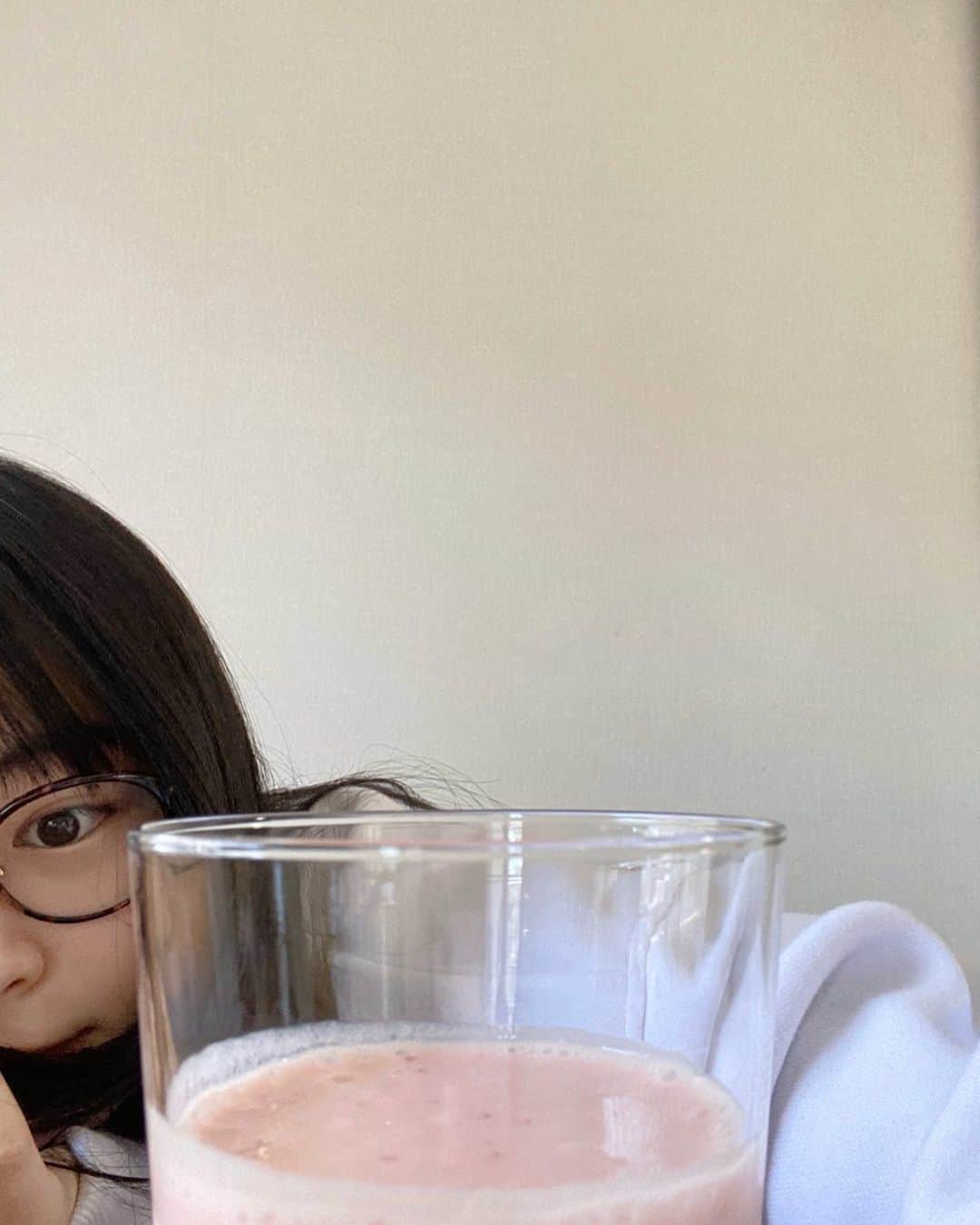 莉子さんのインスタグラム写真 - (莉子Instagram)「最近のマイブーム　🍓🍌﻿ いちごばななスムージー美味しいの☺︎☺︎☺︎」5月12日 19時48分 - riko_riko1204