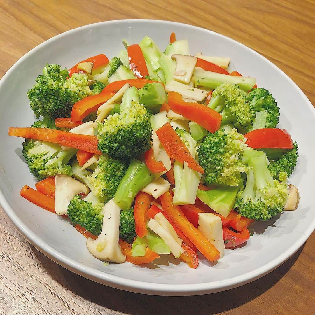 岡部玲子さんのインスタグラム写真 - (岡部玲子Instagram)「毎日子供達にご飯を用意しなくてはならなくて大変だろうと、大先輩がいーっぱいお肉を送ってくださったので😭焼くだけでいい豊西牛のハンバーグを焼きました😍 いやぁ…美味しい😭✨ 息子も「お店の味だーっ‼️」と喜んでおりました🤣 母からもらったブロッコリーは茎がとってもキレイだったので、芯も入れてエリンギとパプリカと一緒にバターソテー☺️ 茄子は多めの油と塩胡椒で焼いて、大葉ととろけるチーズを乗せただけの簡単な一品ですが、薄めに味付けをしてちょっとだけだし醤油をかけると本当に美味しい😍 おつまみにもお勧めしたいです👍←よく母が作ってくれた料理。 今日も簡単晩ご飯☺️♪ #岡部玲子 #タレント　#レポーター　#アナウンサー　#キャスター　#フリーアナウンサー　#女子アナ　#ジュニアアスリートフードマイスター #豊西牛 #ハンバーグ　#バターソテー #茄子チーズ #おつまみ　#美味しい　#大好き　#お店の味 #おうち時間　#おうちご飯 #低糖質満腹ご飯　#節約ご飯　#cooking #dinner #japanesefood #healthyfood #lowcarb #stayhome」5月12日 19時55分 - reiko_okabe