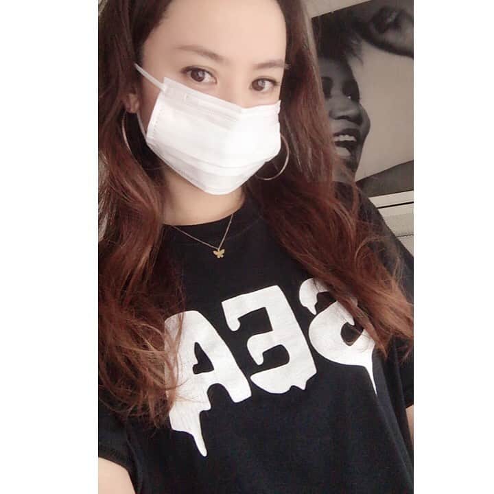 azumiのインスタグラム：「飯スタグラムになってきたから飯以外。 熊谷さんの @windandsea_wear 新しいTシャツ。めっちゃ可愛くて一目惚れ😍 おうちにいる時こそ好きなTシャツとかワンピとかパーカーとか着たいですよね。ラフを楽しみたいものです。 これからアップしてこかな。 熊谷さんありがとうございます✨🙏 @takashikumagai_official  #windandsea  #熊谷隆志  #今親知らず痛みほっぺた腫れてます #背後にアレサ #守護神 #おうちasobi」
