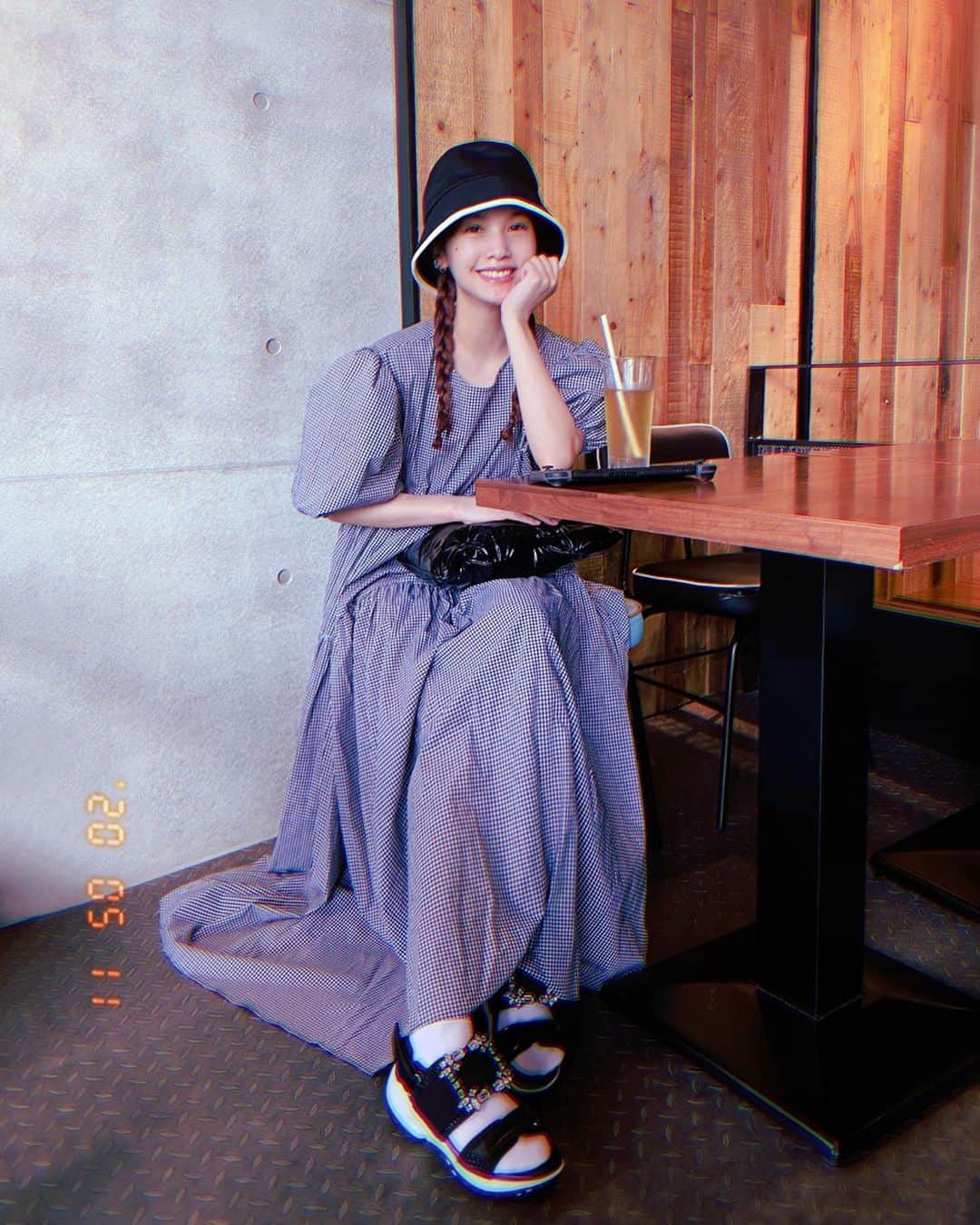 レイニー・ヤンのインスタグラム：「🧏🏻‍♀️ 昨日是少女風 而近期的重要配件是Switch 不能不把它帶出門  #ootd #穿搭照」
