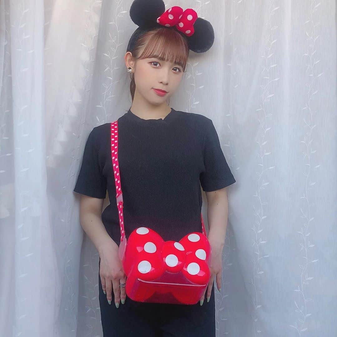 山本瑠香さんのインスタグラム写真 - (山本瑠香Instagram)「おうちディズニー🐭🏰🎀 . ミニーちゃんコーデこれでラストです笑 コーデ考えてたらあれもこれもあれも！ ってなって3パターンも撮ってしまいました笑 . 3枚目は、こういうオールブラックコーデしてる人って だいたいサングラスかけてるイメージやから、、、😎笑 . . #disney #stayhome #おうち時間 #おうちディズニー #ミニーコーデ」5月12日 20時00分 - ruka_1010_team8