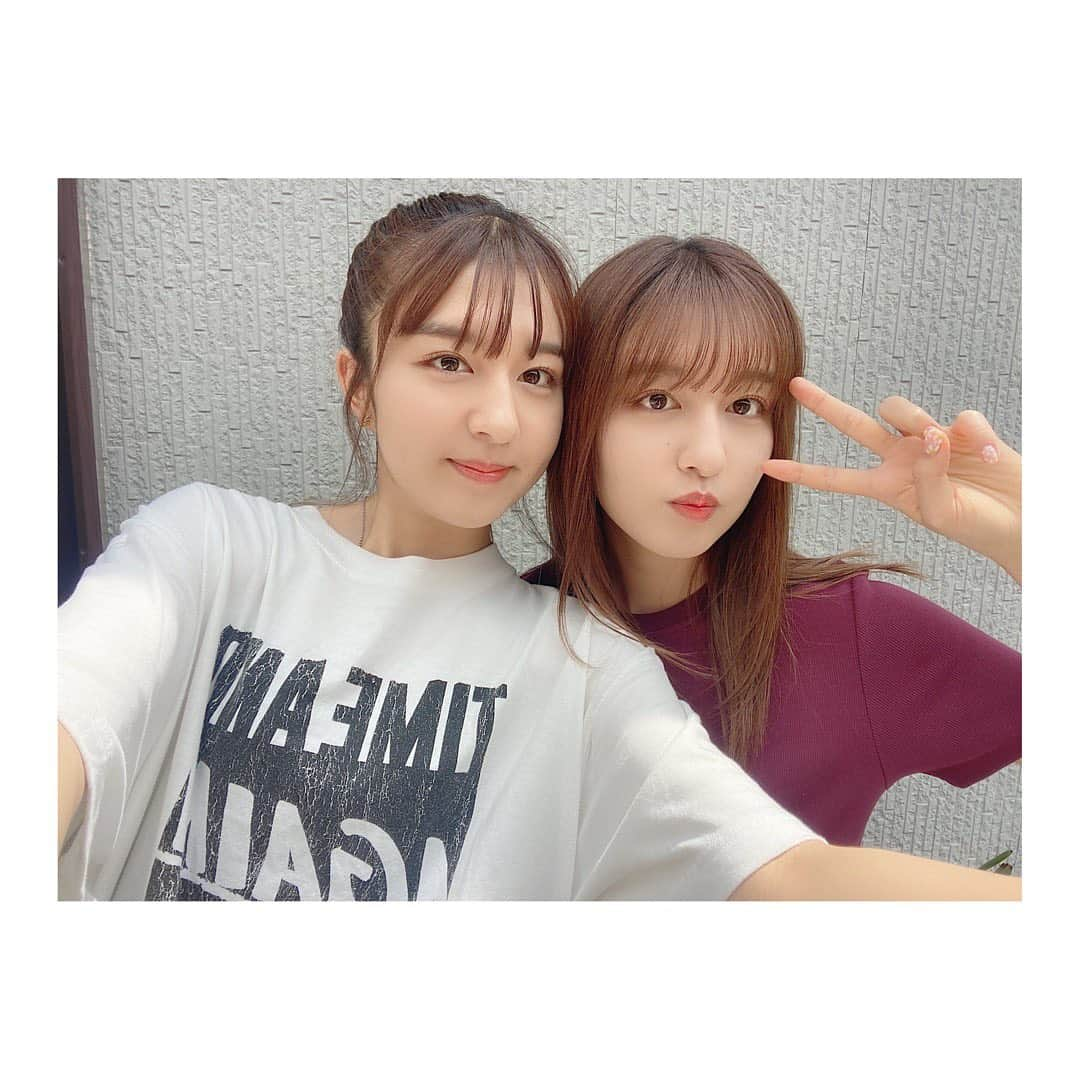 りかりこさんのインスタグラム写真 - (りかりこInstagram)「. 皆さん元気ですか🌼 りかりこは今日も元気です！ 前髪が伸びてきて どうしよう〜 この期間で伸ばして楽しんでみるのもアリかな？😂どう思う？ 今日はtiktokも更新したので是非見てください❤︎ コメント待ってるよ〜 #りかりこ #双子 #instalike #twins #fashion #make #tiktok」5月12日 20時11分 - rikariko_official