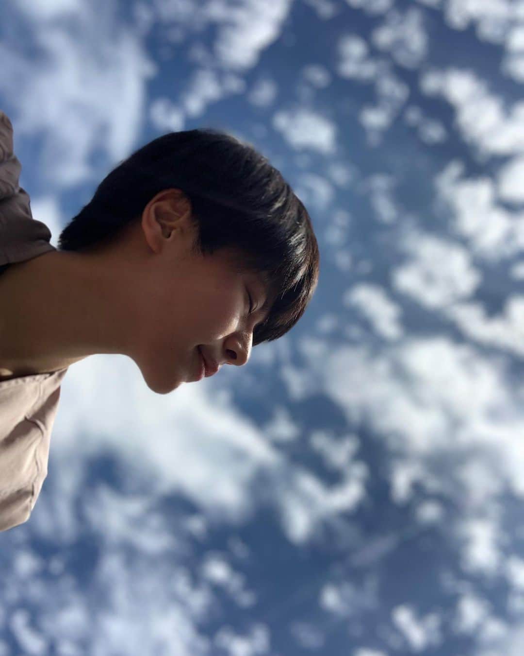 春川芽生のインスタグラム：「合成みたいな空で日光浴(焼くな❗️)」