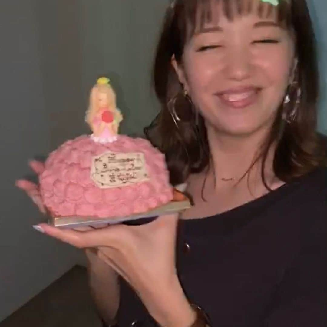 長江愛美さんのインスタグラム写真 - (長江愛美Instagram)「こんな可愛いケーキがあるなんて🥺🎂Princess👸  沢山のおめでとうありがとうございます🎂❤️ 今はこんな世の中で、たくさんの事を制限されてる中、悲しい事もたくさんでも、 とても幸せな気持ちになる１日でした❤️ いつも今の自分が1番良い自分であるように成長していきたい👶🏻 ぴちぴち33さい生き抜きます🧚‍♀️✨ #specialthanks #birthday #birthdaycake #33歳 #ゾロ目  #自粛バースデー」5月12日 20時04分 - manamin.512