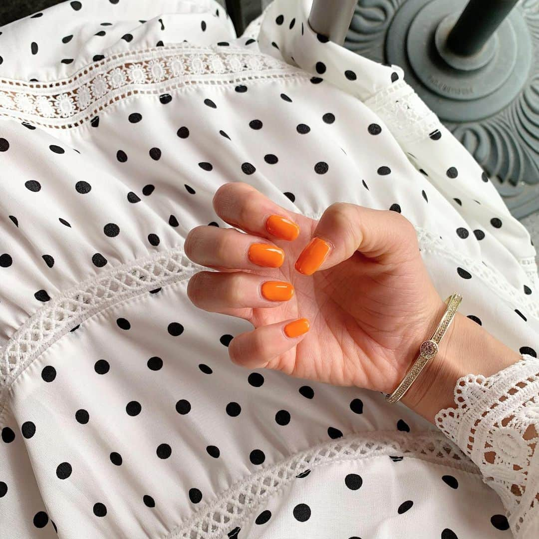 近藤美月さんのインスタグラム写真 - (近藤美月Instagram)「﻿ ﻿ ﻿ New nail 💅🧡﻿ ﻿ ﻿ ﻿ ここ１ヶ月くらい﻿ 自粛でネイル変えれなかったから﻿ もう伸びて伸びて😖💭﻿ ﻿ ﻿ ﻿ 流石に生活しづらすぎたから﻿ 短めのワンカラーネイルで﻿ さっぱりした爪にチェンジしてもらったよ🍊❤︎﻿ ﻿ ﻿ ﻿ 毎日、とっても暑いから﻿ 季節先取り夏ネイルに🌴✨﻿ ﻿ ﻿ ﻿ ほんまにネイルって﻿ するだけで気分上がる❤︎ ❤︎﻿ ﻿ ﻿ ﻿ 次は何色にしよっかなあ🍊🍊﻿ ﻿ ﻿ ﻿ ﻿ ﻿ ﻿ ﻿ ﻿ ﻿ ﻿ ﻿ ﻿ #ネイルデザイン#夏ネイルデザイン#オレンジネイル#ネイルオレンジカラー#ビタミンカラーネイル#ビタミンカラー#ワンカラーネイルデザイン#ワンカラーネイル#シンプルネイル#爪ケア#爪育成#綺麗な爪へ#ネイル好きな人と繋がりたい#ネイルデザイン2020#ネイルデザイン人気#夏ネイル2020#海ネイルデザイン#旅行ネイルシリーズ#旅行ネイル✈️#シンプルネイルデザイン#美容好きな人と繋がりたい#爪のお手入れ#美爪クリエイター#美爪ネイル#大阪ネイルサロン#大阪ネイルモデル#関西ネイルサロン#ジェルネイルセルフ#ジェルネイルデザイン#ジェルネイル初心者」5月12日 20時04分 - miittsuk