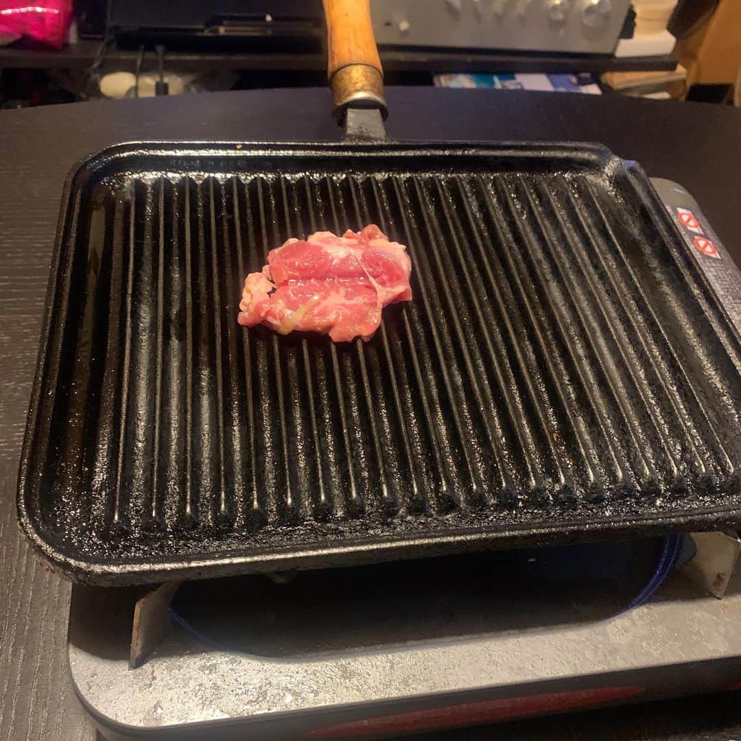 野村良平さんのインスタグラム写真 - (野村良平Instagram)「地球一好きな焼肉屋さんが肉の部位の持ち帰りをしていたので、やってやりました 俺は男だ！トコブシだ！  ゲプゥ！」5月12日 20時06分 - nomura_ryohei