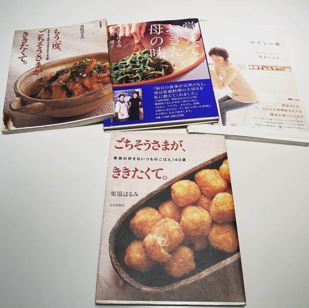伊達公子さんのインスタグラム写真 - (伊達公子Instagram)「料理本リレーが市橋有里さん @ariichihashi から回ってきました。 ご紹介するのは私にとっては、なんといってもこれ！ 「ごちそうさまがききたくて」 20代だった頃の私には、はるみさんのお料理はもちろん、本から見えてくる生活が素敵で、こんな暮らしができるようになりたい！と願ったものでしたー。 26歳で1stキャリアを終えた後は、この本を見ながらはるみさんのお料理を作って、お友達を呼んでホームパーティーをたくさんやってたことを思い出します。 はるみさんに会いたい！と願って、実際に会ったはるみさんの生き方の素敵さをますます感じたんです。  さて次のバトンは 私が20歳くらいからのお友達で私にとってお姉さん的存在だったり、母的存在だったりとどんな時も見守ってくれているお友達きっこさん @kikkochoco  と、今、お料理にハマり出している WOWOWでお仕事でグランドスラムでは何度もご一緒する渋佐　和佳奈アナウンサー @shibusa_wakana  にバトンを繋げたいと思います。 よろしくお願いします！ #伊達公子 #kimikodate #テニス #テニスプレーヤー #テニスプレイヤー #tennis #tennisplayer #instatennis #stayhome #staystrong #stayhealthy #staysafe #おうちにいよう #お家にいよう #おうち時間 #料理本リレー #渋佐和佳奈 #栗原はるみ #栗原はるみ」5月12日 20時07分 - kimiko.date