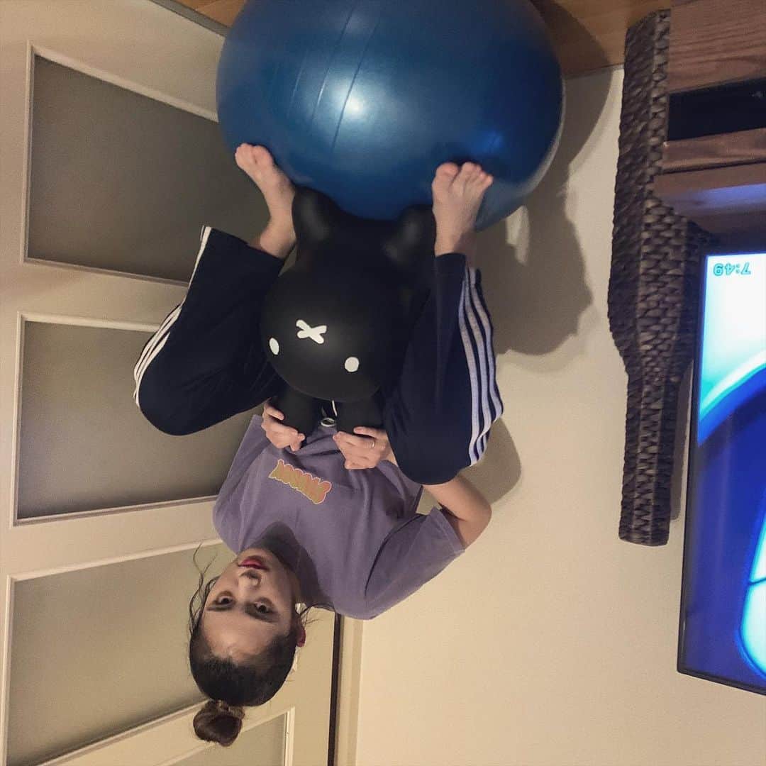 RUNA（竹田瑠奈）さんのインスタグラム写真 - (RUNA（竹田瑠奈）Instagram)「バランスボールの上に何か乗せてフラフラしながらテレビの掃除してたらそりゃウザがられるか😅🤞🏻」5月12日 20時07分 - runacccc