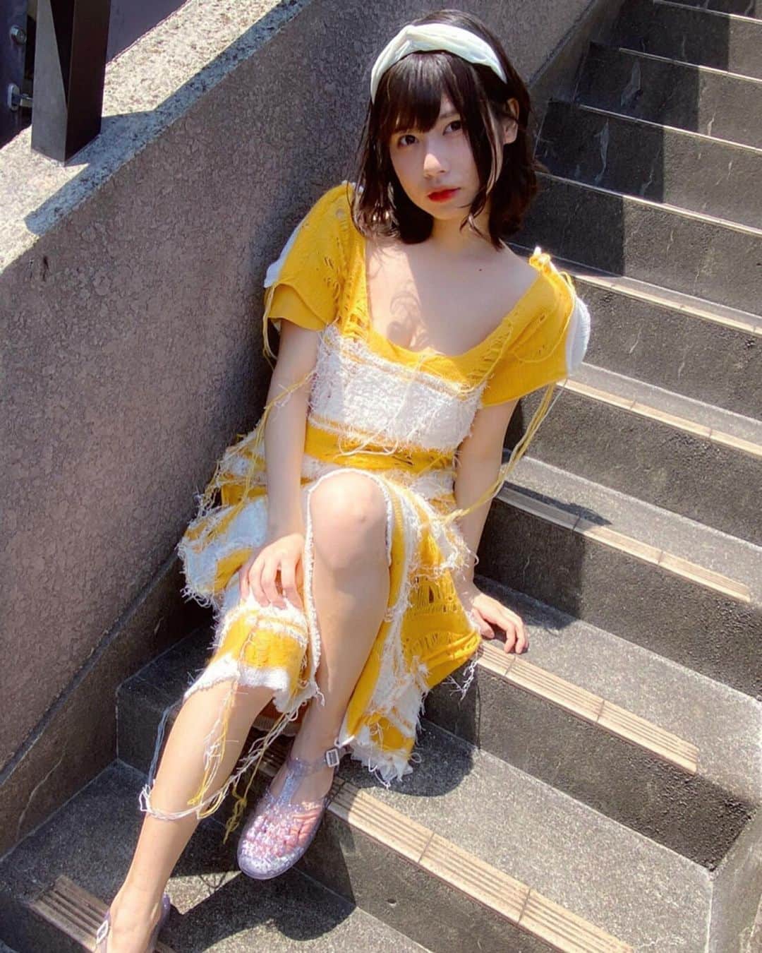 鹿目凛さんのインスタグラム写真 - (鹿目凛Instagram)「黄色と白が映える可愛いお洋服♡ 個人的テーマは夏のリゾートで トロピカルジュースを飲む彼女🍹 #RYOTAMURAKAMI」5月12日 20時09分 - kaname_rin