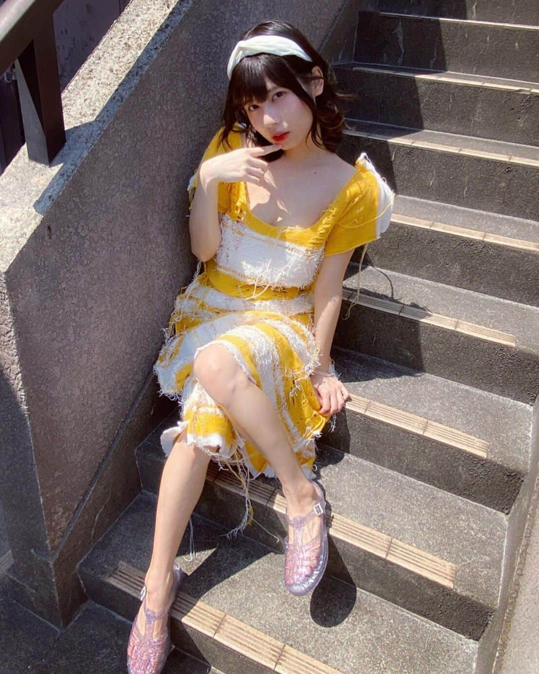 鹿目凛さんのインスタグラム写真 - (鹿目凛Instagram)「黄色と白が映える可愛いお洋服♡ 個人的テーマは夏のリゾートで トロピカルジュースを飲む彼女🍹 #RYOTAMURAKAMI」5月12日 20時09分 - kaname_rin