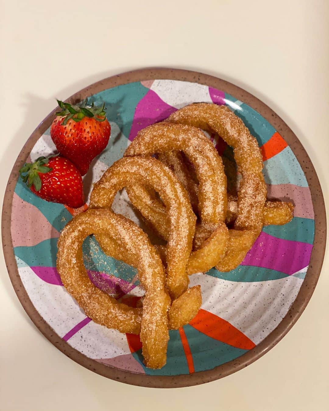 大石絵理のインスタグラム：「ヒルナンデスでやっていた、ディズニーチュロス作ってみました😍🤤 シナモンシュガーをたっぷりまぶして食べるのがおすすめ❣️ たくさん作って冷凍して、おやつに食べています😍😍 私はホイップクリーム用のしぼりを使いました♪」