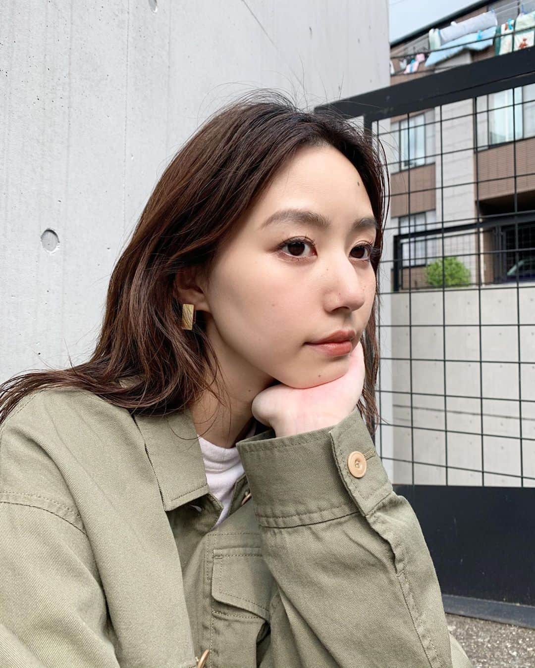 Shiho Sasakiのインスタグラム：「あったかくなったけど 朝と夜はまだ羽織りはあって正解だね⭕️ ミニマルなデザインが可愛いピアスも @moussyofficial の💎 ショッピングに早く行きたいなぁ💭 #MOUSSY#MOUSSYSNAP」