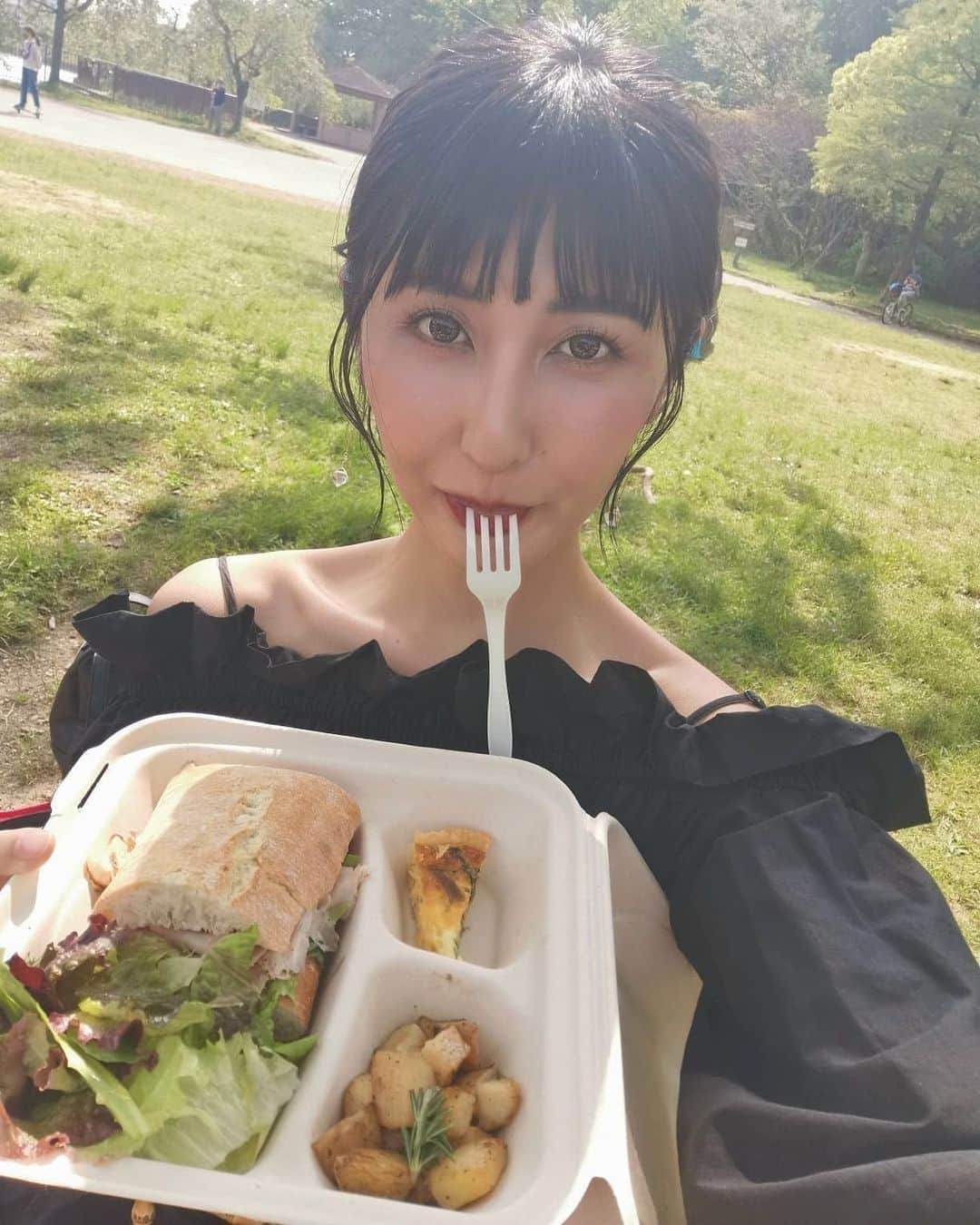 Lisaのインスタグラム：「. 少しだけ公園にピクニック🌼 美味しいサンドイッチtakeoutしてきました🙋🏼‍♀️ . どんどん前髪短くなります✄✄笑 縛れるまで髪伸びてきました🙋🏼‍♀️ #ピクニック#takeout#サンドイッチ#ピクニック日和#黒髪ぱっつん#ootd#h&m」