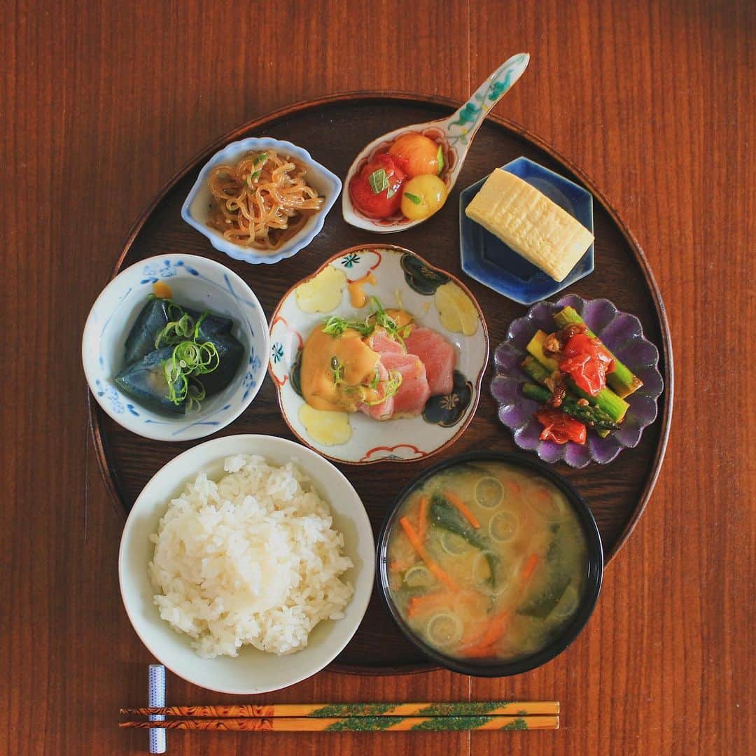 Kaori from Japanese Kitchenさんのインスタグラム写真 - (Kaori from Japanese KitchenInstagram)「新入りの猫ちゃん茶碗で朝昼ごはん。 ・ こんばんは。 いつもとあまり変わらない朝昼ごはん。 近所の京料理屋さんのマグロが本当に美味しい。 九条ネギにムースのような黄身醤油… 何回もリピートしています。 今日は大トロと中トロのコンボ。 こないだのコラボ料理ライブで ゆみさんが紹介した疲労回復＆美肌にきく副菜 「アスパラとミニトマトの醤油麹炒め」 早速作ってみました。うん、美味しい！ レシピはゆみさんポストにて→ @yumipo.a  おやつはいちごの美肌スープと ヘーゼルナッツのジェラート。 ・ 毎年誕生日は国内旅行でしたが、今年はおうちでのんびりと。いつも動いていないと気がすまないタイプの自分（マグロかい🐟）としては、家でのんびりする年があってもいいのかなと思っています。 オンライン飲みも慣れてきたところですが、三次元で普通にみんなと会いたい！！あともう少しかな。 誕生日プレゼントは猫ちゃんのお茶碗。（その他いろいろと自分でプレゼントを買った）夫からは豪華手巻き寿司セットです笑　週末は手巻き寿司パーティーだー。 歳を重ねても変わらずよろしくお願いします。 ・ 【おしながき】 白米 新にんじんとわかめとねぎのお味噌汁 大トロ、中トロ、黄身醤油 @kyo_ryori.aun アスパラとミニトマトの醤油麹炒め なすの揚げびたし しらたき鞍馬煮 だし巻き玉子 ミニトマトたいたん ※薬膳走り書きは今日おやすみします。 ラジオで薬膳のこと配信してますのでそちらもどうぞ📻 ・ ・ ・ ・ 2020.05.12 Tue Hi from Tokyo! Today’s brunch:Baked rice, miso soup, fatty tuna w/ egg yolk soy sauce, simmered eggplant, stir-fried asparagus and cherry tomatoes, rolled egg omelet, zen pasta, and simmered cherry tomatoes. Happy birthday to me🎂 ・ ・ ・ ・ ・ #japanesemeal #washoku #breakfast #朝ごはん #おうちごはん #早餐 #薬膳 #うつわ #自炊 #stayhome #松浦コータロー #小澤基晴 #松浦ナオコ #佐藤もも子」5月12日 20時19分 - coco_kontasu