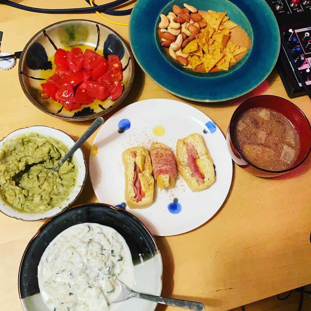 ただすけのインスタグラム：「今日の配信のお供です。 悪ノリで作った名もなき料理、美味しいと良いな。」
