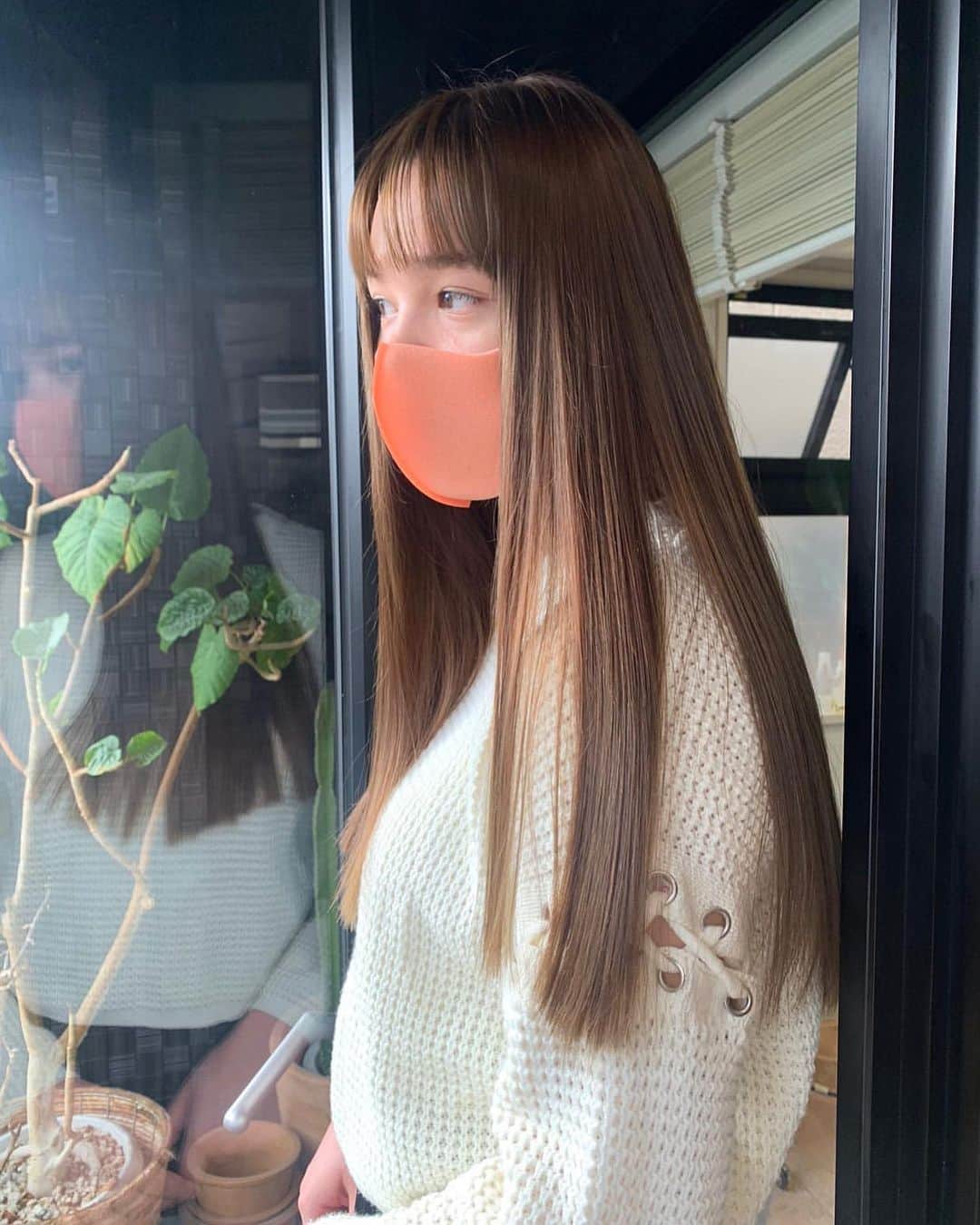 梅園アマンダのインスタグラム：「検温，消毒，マスクの徹底で美容院へ行ってきました！ . 髪はいつもより明るめに🎖 @kobukids . 前髪面倒くちぇ〜と思っても、前髪ある方が好評なのでちゃんと前髪維持を頑張ろうと思います・・・ 自分が良く見えるスタイルを確立していくことも大事だなって！思ったよ！💆🏻‍♀️🧡 . 何も気にせず外へ出かけられる日はくるのかな🦠 医療従事者の方を始め、コロナ問題に携わる方々に感謝しても感謝しきれない毎日です。 . #loaveaoyama #loave #ヘアカット #ヘアカラー #hairstyle #haircolor」