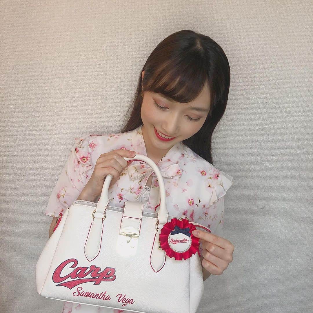 末井櫻子のインスタグラム：「． ． 先日紹介したカープロゼット🎀 @launa__lipine ． 応援スタイルにも普段のコーデにも合うので両方載せちゃいます👶🏻(まずは普段着です♡) ． ． カープ感が強すぎないから、関西でも躊躇なく付けられる🤭❤︎笑 ． ． 早くお出かけしたいな〜🐶 ． #カープロゼット  #カープ #カープファン #カープ女子  #カープグッズ #手作り」