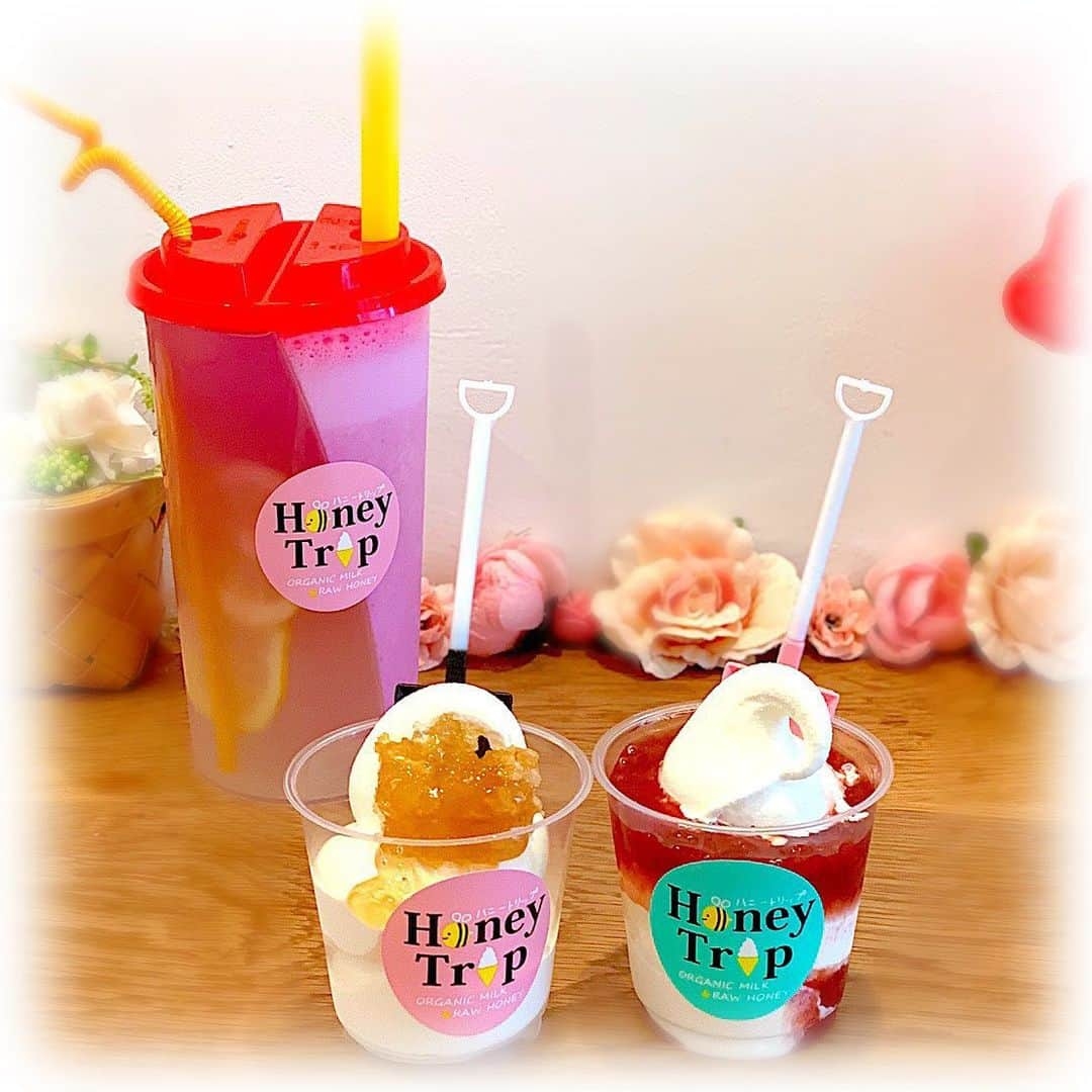 柴本愛沙さんのインスタグラム写真 - (柴本愛沙Instagram)「先日のアイスクリームの日🍦 HoneyTripでソフトクリーム◡̈⃝ ♡  オーガニックミルクのソフトクリームに 抗菌・抗ウィルス・抗炎症作用のある プロポリスがたっぷりの天然蜜の巣が トッピングされてた♡  もうひとつはイチゴの果肉ソース🍓 アイスならいくつでも食べられる！ さすがに食べすぎか？？ . スプーンがスコップ型でまた可愛い🥄  ドリンクは、2種類の味が楽しめる ハーフムーンドリンクに。 私はレモネードとスムージーの組み合わせ。 このレモネード、混ぜると紫色になるの！ (少し上の方は紫になりかけてる)  テイクアウトやウーバーイーツもやってるそうです。  #ソフトクリーム #アイスクリームの日 #HoneyTrip  #ハニートリップ #スムージー #紫レモネード #バタフライピー #lemonade #ハニカムソフト #巣みつ #オーガニックミルク #低温殺菌牛乳 #ソフトクリーム専門店 #後楽園 #水道橋 #春日 #本郷 #cafemiru #cafemiru_東京 #スイーツ巡り #濃厚 #ミルクアイス #果肉ソース #ストロベリー #イチゴ #カフェ巡り #カフェめぐり #あいさスイーツ #テイクアウト」5月12日 20時18分 - aisa_shibamoto