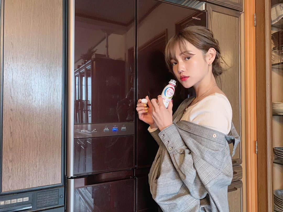 鳥谷部知愛さんのインスタグラム写真 - (鳥谷部知愛Instagram)「meijiの新商品として4月から発売した 飲むことで紫外線から肌を守ってくれるヨーグルトを飲んでみたよ〜🥛 私は肌が弱いのかUVケアのクリームをほぼ塗れないので、 飲む紫外線対策は嬉しい☺️🤍 外出自粛とはいえ買い出しや公園、家事作業など、 なにかと日光にさらされるので これからは自分ができるUVケアは積極的に取り入れようと思います🥺  本商品は、機能性表示食品です。 詳しくはこちら⇒suhadanomikata.jp  #meiji #素肌のミカタ #PR #紫外線対策 #紫外線カット #UV対策 #日焼け止め対策 #uvケア #日焼けケア #サンプロテクト  #紫外線ケア #紫外線インナーケア #インナーケア #スキンケア」5月12日 20時30分 - tomomi_______