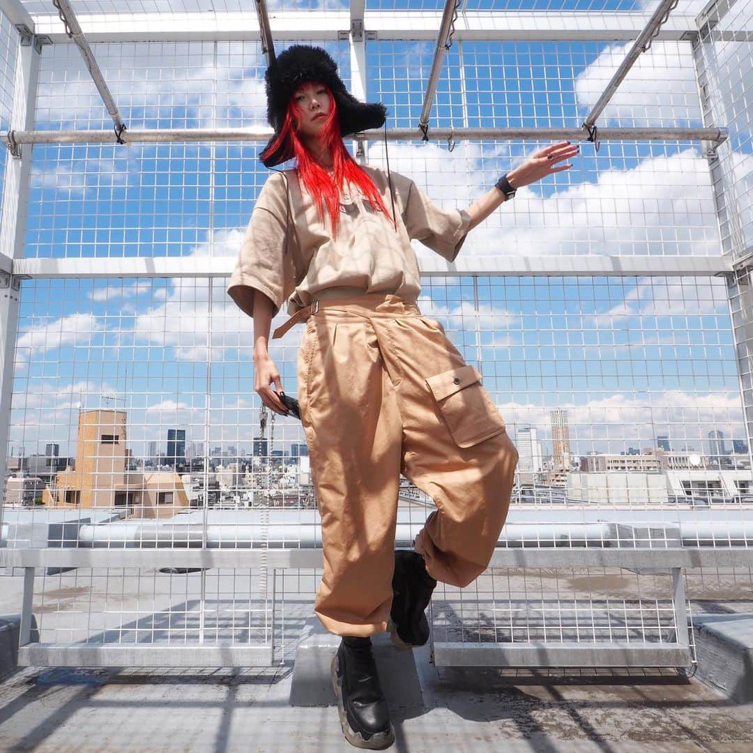 のインスタグラム：「夏みたい！でもファーハットはかぶりますよ﻿ ﻿ #きょうの太陽浴﻿ ﻿ tee #muze_tokyo﻿ pants #muze_tokyo﻿ shoes #swearlondon ﻿ hat #mifunekrofune iphone case #upaborn﻿ ﻿ ﻿ ﻿ #selfportrait #自撮り #セルフポートレート #olympus #epl7 #olympuspen #olympusepl7 #MZUIKODIGITAL25mm #selfie #selfies #redhair #redhaircolor #redhaired #赤髪 #レッドヘアー #ベージュ」