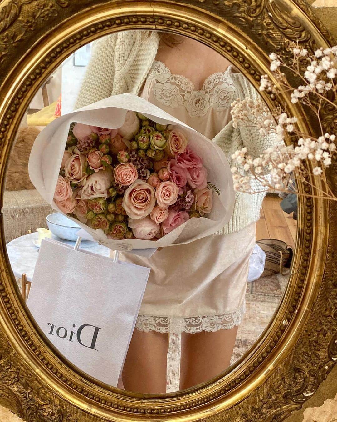 Jeanneのインスタグラム：「Merci mes @mathildefavier et @alineds75 d’amour 🌸🌺🌹🌷💐💘」