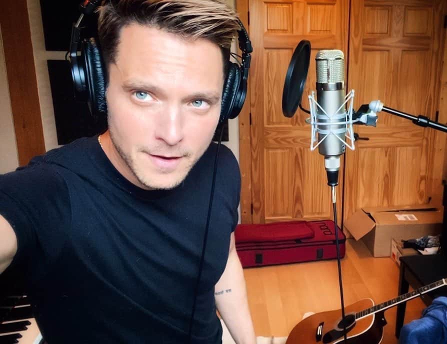 イーライ・リエブのインスタグラム：「Did some filming yesterday... #BWLB👬」
