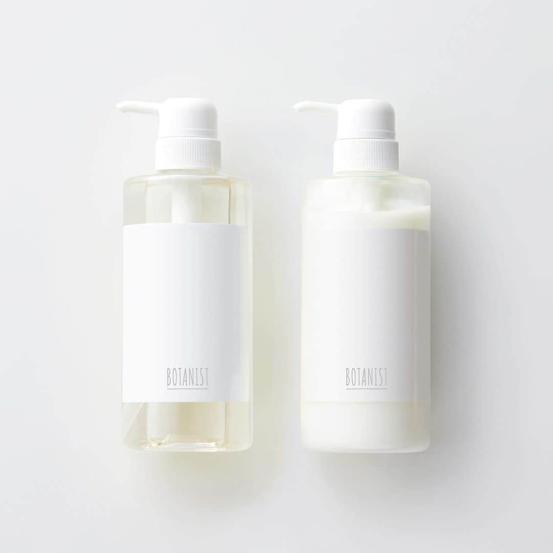 のインスタグラム：「【BOTANISTより #ホワイトラベル デザインをオンライン限定発売】 収益は看護協会へ寄付いたします。 ⠀⠀ 白色には「未来への希望」という意味があります。 BOTANISTをご愛用いただいている皆さまと「未来への希望を一緒につくっていきたい」という想いを込めて商品を開発しました。 ⠀⠀ また、白色は医療に携わる方達のユニフォームの色でもあります。 現在、大変過酷な環境の中、医療現場に身を置き闘っている方々への敬意を示したいと考え、ふたつのメッセージを込めて、ホワイトラベルデザインの発売を決定いたしました。 ⠀⠀ BOTANISTを展開する（株）I-neは大阪を拠点としています。 本商品の収益およびボタニカルシャンプー/トリートメント、ボタニカルハンドクリーム各1,000個を「公益社団法人 大阪府看護協会」へ寄付・寄贈します。 ⠀⠀ ＜発売 / 取扱い店舗＞ 5/26（火）：BOTANIST オフィシャルサイト / 楽天&Habit（期間限定発売のため、なくなり次第終了） ※ 成分や香りは「ボタニカルシャンプー・トリートメント（スムース）」と同様です。 ⠀⠀ #whitelabel #BOTANIST #ボタニスト #botanisttokyo #ボタニストトウキョウ ⠀⠀ 🛀@botanist_official 🌍@botanist_global 🇨🇳@botanist_chinese」