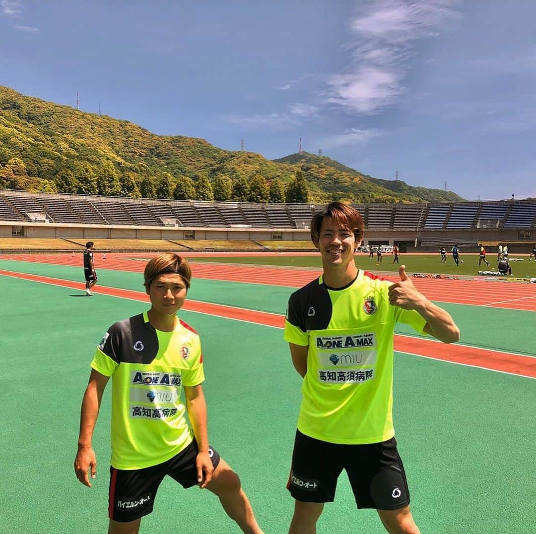 松本翔さんのインスタグラム写真 - (松本翔Instagram)「🔥⚽️﻿ ﻿ 昨日より、段階的にですが、チームの練習が再開しました。﻿ グループ毎に時間をずらした形ですが、一歩一歩歩き出しました。﻿ ﻿ ﻿ もちろん高知の中でもまだまだ活動出来ない方や学校など、﻿ 先の見えない中での、活動再開は複雑な心境ではありますが、﻿ 今出来ること、自分自身がやれることを変わらず続けます。﻿ ﻿ ﻿ p.s. ﻿ 昨年のJFL昇格を懸けた地域CLの高知ラウンド第二戦！﻿ 前日に、第二子の女の子が生まれた翌日の試合でした。﻿ 自ら祝うゴール！そしてそのアシストが出来て何よりでした。  ゆりかごダンスってサッカー選手だったら、 みんなが憧れ、そして、やる方も嬉しい瞬間だなって。  先日、また誕生日を祝えたことが、改めて嬉しかったです！﻿ 昨年から彼の大好物のケーキでお祝いしています🎉  安芸のチーズケーキ専門店 ちーず屋さん @cheeseya2008  昨年も、そして、今年もいつもありがとうございます🙇‍♂️﻿ ﻿また毎日を大切に積み重ねていけたらと思います！ ﻿ #高知ユナイテッドSC #92年組 #28歳 #高知 #安芸 #高知スイーツ #ニューヨークチーズケーキ #ちーず屋」5月12日 20時40分 - matsumotosho444