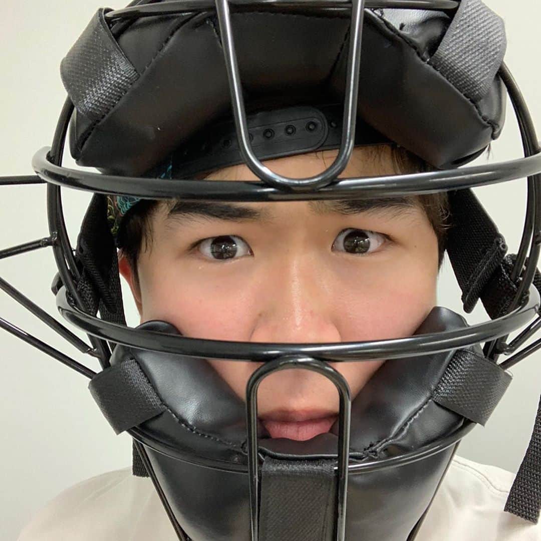 鈴木福さんのインスタグラム写真 - (鈴木福Instagram)「前に事務所に行った時になぜかあったキャッチャーのマスクをかぶって撮ってみました(笑)  野球部でも、左利きなのでキャッチャーをやる機会はほぼ無くて。 ピッチング練習の時か、バッティングキャッチャーでたまーーーーにやるくらいです(笑)  僕のイメージとしては、キャッチャーの防具はとても臭い。 キャッチャーのみなさんすみません。 でも憧れます(笑)  草野球とかで、キャッチャーとかしてみたいな～(笑)  2枚目のSUZUKI5の時のマスクか！  #野球#キャッチャー#マスク#防具#左利き#ピッチャー」5月12日 20時41分 - s_fuku_te