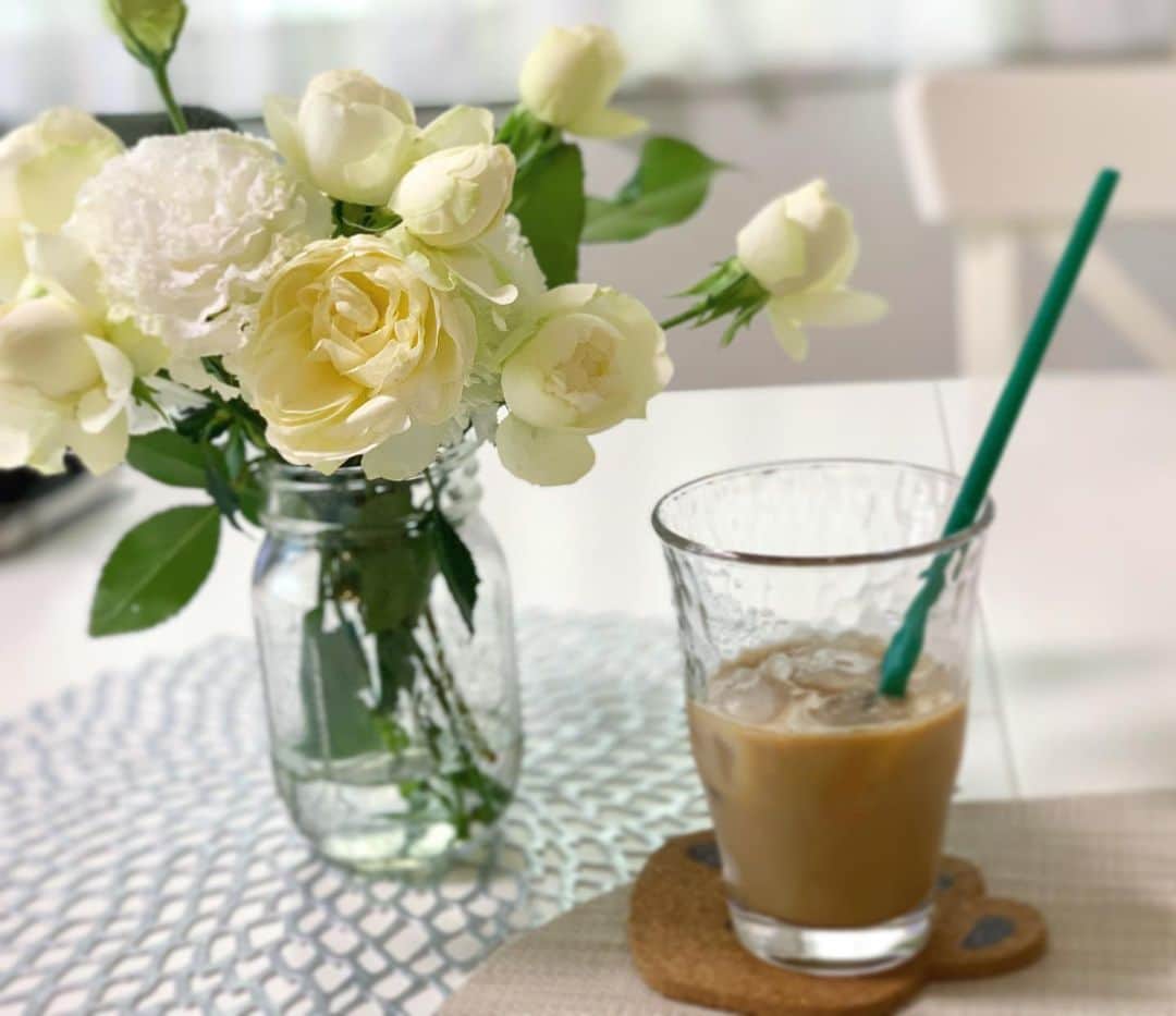 花田浩菜のインスタグラム：「最近の癒し。💐 （☕️飲みかけだけど。😊😊） . . 結婚式でもウエディングドレスには白いブーケしか目がなかった私は ホワイトカラーの花束が1番好きなようです。☺️暑くなってきた今の時期、このカラーは気分にもぴったり✨ 自粛になってからお花の宅配サービスも使ってみたりしたけれど、やはりお買い物のついでにでもお花屋さんに寄ってその時のお花をパパッと選んで買うのが1番テンションがあがりました💐 早くお外でいろんなお花を見ながら子供達と気兼ねなくたくさんお散歩楽しめるようになると良いなあ💐 . . そんな束の間のコーヒータイム☕️ 数分後にはだいたいどちらかが起きてきたりするよね🤣🙌2人育児のリズムには少しずつ慣れてはきましたが、時間がなさすぎて１日が一瞬🙌😂 同じくらいの2歳差ママや3歳差ママで毎日ちゃんと3食美味しそうな手料理を作ってるママさん達って本当にすごいと思います😭😭 上が起きてる間はお料理30分くらいが限界で、『ママーー、こっちー！』とキッチンから連れ出されるから笑、いつ料理作ってるのか聞きたいです🙇‍♀️❤️ 我が家は最近2人お昼寝中の束の間に夕飯作って、夜ご飯前に遊ばせてる間にささっと温めて（熱いと食べられない👶の分）→食べる前に大人の分温めて出すスタイルだから、お昼寝中に他の家事や用事で作れなかったら夜30分以内くらいで作らないとだから、サラダ＋2ー3品が限界です😂😂 手際良く料理が作れるようになりたいものです。🙇‍♀️#不器用ママ . . #おうち時間 #おうち時間を楽しむ #花のある暮らし  #花のある生活 #おうち時間を楽しむ #ママライフ #ホワイトブーケ #2歳差育児 #2歳差兄妹 #兄妹ママ #赤ちゃんのいる生活 #新米ママと繋がりたい #女の子ママ #男の子ママ #l4l #happy #happydays」