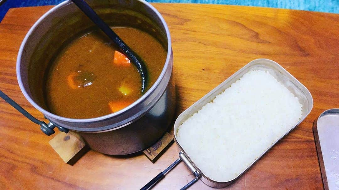 長田成哉のインスタグラム：「丸型飯盒牛すじカレー。 withメスティン  #個人的な自炊の記録」