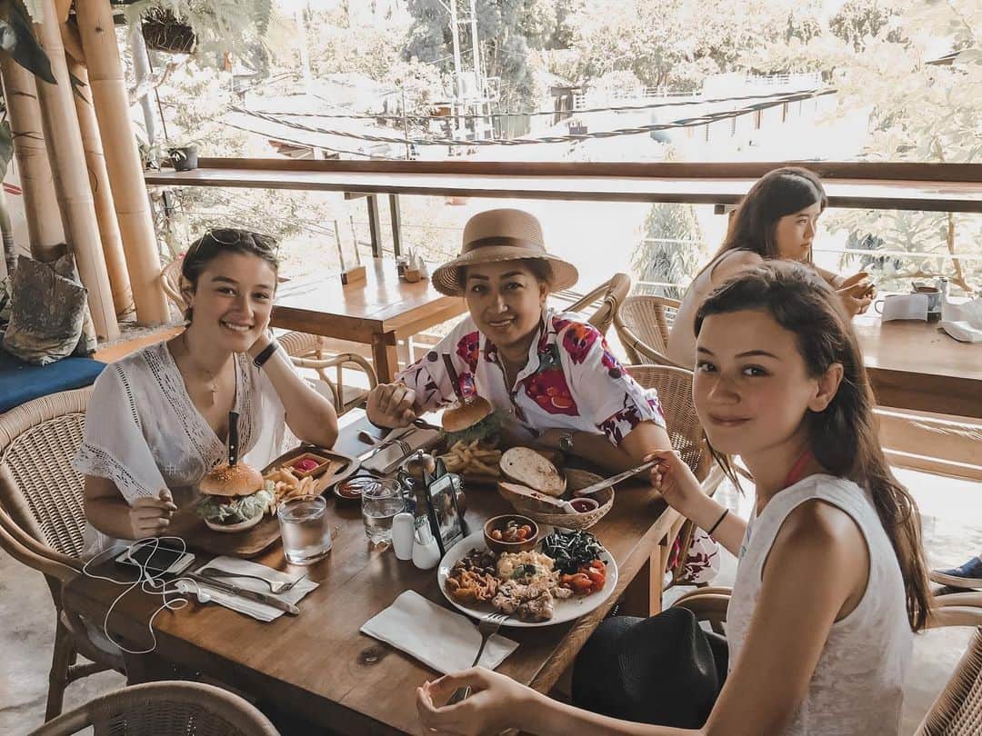 のインスタグラム：「Happy Birthday and Happy Mother’s Day to our Mommy. ❤️ May we return to normal times soon and hang like this again. 😘 Love you! #happymothersday」