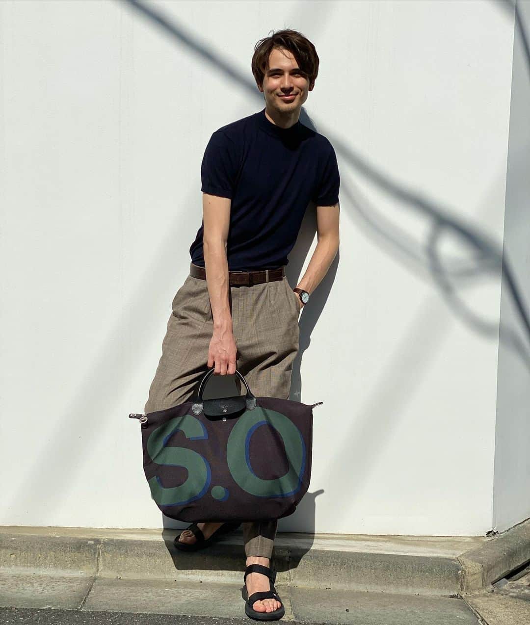 のインスタグラム：「@longchamp からイニシャル入りのカスタムトラベルバッグが届きました！ カバンや文字の色を選べるので僕は緑とか青とか好きな色にしました、原色系だけど落ち着いたまとまりになったので服も大人っぽく👨🏻 早くどっか行きたいけどとりあえずテンション上がって家の前まで出て気分だけ味わいました😂 . @longchamp  #pr #longchamp #ロンシャン　#MyPliage」