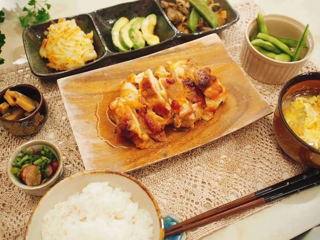 宇佐美蘭のインスタグラム：「今夜はマーマレードチキン🍗﻿ 醤油、マーマレードジャム、オリーブ油、白ワイン、すりおろししニンニクに漬けてオーブンで焼くだけ✨﻿ .﻿ 今日は娘たちが待ちに待ったプール開き😆👙﻿ 仲良くずーっと遊んでました💕﻿ 次女はプール上がってお風呂で温まったら、座りながらすぐウトウト(3枚目)😴﻿ 楽しんでくれるし、体力発散できるし、プール最高だな〜😸﻿ #夜ご飯#手作りご飯#グリルチキン#マーマレードチキン#プール#ビニールプール﻿#プール開き ﻿」