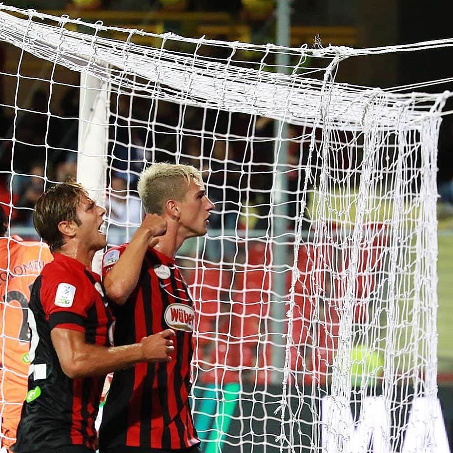 ミケーレ・カンポレーゼのインスタグラム：「Centenario di un prestigioso e storico club . L adrenalina che trasmette lo Zaccheria è qualcosa di incredibile , il calore e la passione della gente per la squadra lo è ancora di più . Tanti auguri @calciofoggia1920 🎉 sperando di rivederti al più presto nei campionati che ti competono . #centenariofoggiacalcio#zafo#Foggiacalcio#MC31」