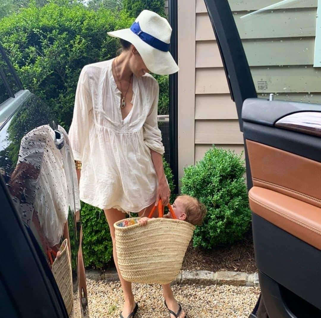 ボルサリーノさんのインスタグラム写真 - (ボルサリーノInstagram)「In a summer classic #Borsalino straw hat with a wide brim, this stylish multitasker captures it all while making it look so easy. Discover more on www.borsalino.com⁠ ⁠ #Repost @leandramcohen ⁠ #BorsalinoWorld #summerpalette #iorestoacasa  #StayHome #strawhats #panamahats #SS20 #maydays #stylish #motherslove #classicisbest #widebrimhat ⁠」5月12日 21時00分 - borsalino_world