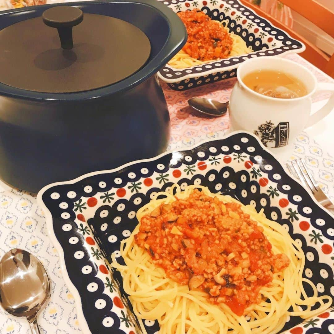 逢月あかりさんのインスタグラム写真 - (逢月あかりInstagram)「今日のランチはミートソースのパスタ🍝 . . 最近ゲットした無水調理鍋 @bestpot_official  で料理するのにハマってます🥘 . . 炊き込みご飯や🍚 煮物も畜熱調理でほくほくに😋 . もうすぐオンラインでbestpotの料理教室も開催されるみたいなので、レパートリー増えたらいいな🍲 . . 恋つづでもピンクのベストポットを使ってて可愛かった💕 . #ベストポット#無水調理鍋#bestpot#料理#料理教室#クッキング#スイーツ#簡単レシピ #恋つづ #恋はつづくよどこまでも #食器#食器好き #ポーランド食器 #パスタ#三重#四日市#畜熱調理#土鍋ごはん #土鍋#おうちごはん #おうち#煮物#炊き込みご飯#cooking#cookingram #lunch #dinner#porland」5月12日 21時01分 - akari.ouzuki