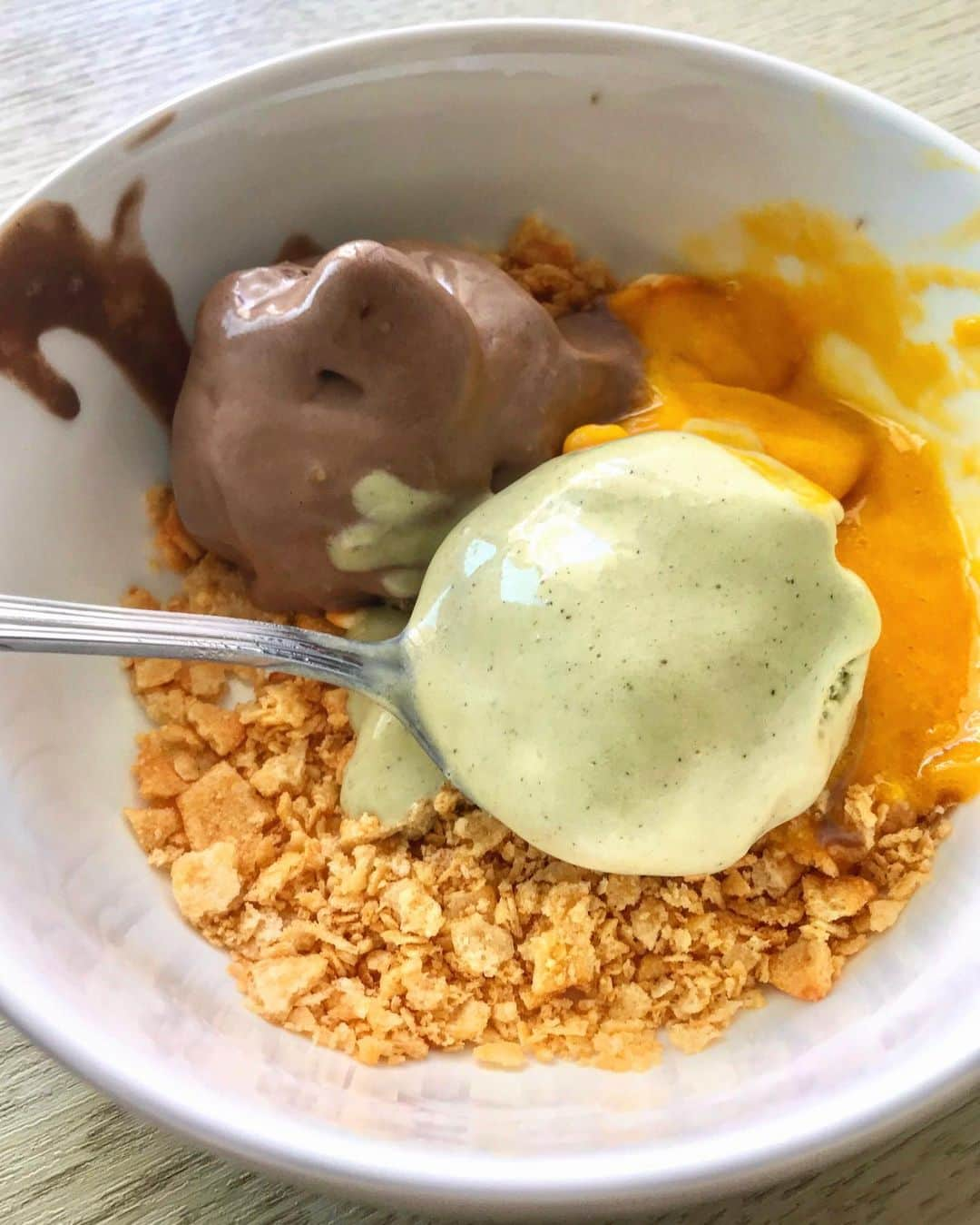 Li Tian の雑貨屋さんのインスタグラム写真 - (Li Tian の雑貨屋Instagram)「The delicious meltdown again 👅 pistachio, mango and bachio (sth like ferrero rocher) Good news is that @alferogelato has extended the 15% offer to 1 June 2020! Don’t miss this chance to stock up on quality ice cream at home! • • • • • #sgeats #singapore #local #best #delicious #food #igsg #sgig #exploresingapore #eat #sgfoodies #gourmet #yummy #yum #sgfood #foodsg #burpple #beautifulcuisines #bonappetit #instagood  #desserts #sgdessert #icecream #pistachio #gelato #italian #musttry」5月12日 21時02分 - dairyandcream