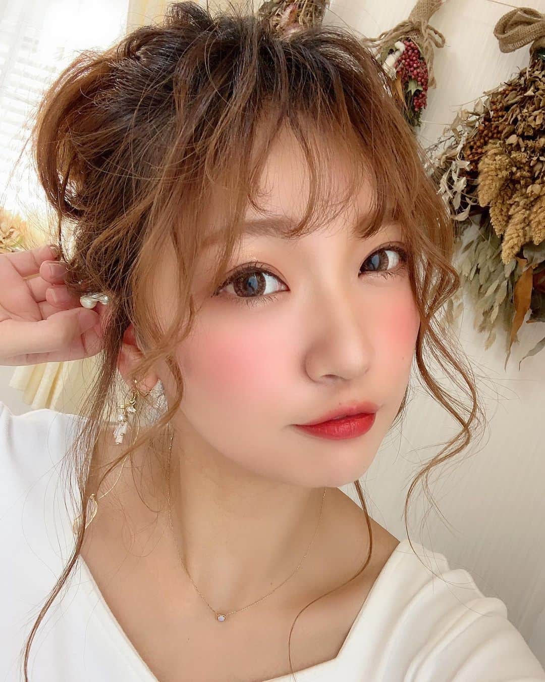 いっちゃん/嶋津 いつみのインスタグラム：「. . 昨日のくるくる前髪のスタイリングに たくさん反応くれて ありがとー😚🙏🏻❤️ . . . . やり方教えて欲しい！って声も たくさん頂いたので 時間つくって動画撮るから待っててね😭💦 . . . . 意外と簡単やねん☝🏻✨ . . 前髪切れなくて長くなってきちゃった人も このスタイリングなら誤魔化せるから ぜひ覚えてほしーな🤔💕 . . . . . #関西  #関西サロモ  #サロンモデル #サロモ #いっちゃん  #フリーモデル #関西モデル  #あざといっちゃん #かわいっちゃん #いっちゃんコーデ #ブライダルモデル #アレンジモデル #ヘアカラー  #ヘアアレンジ」