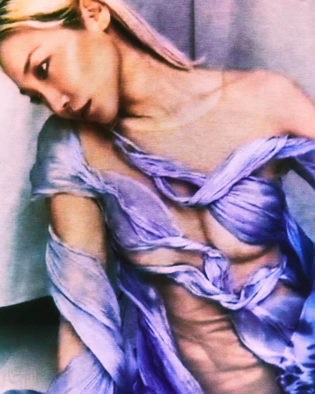 Iris Van Herpeさんのインスタグラム写真 - (Iris Van HerpeInstagram)「Hypnagogic harmony ~ Divine @soojmooj expressing painterly beauty at home, captured sensorially by @elizavetaporodina through zoom. Physical separation sets us in motion to embrace new forms of creativity, we hope that you all continue to be safe and desirous to share and create with us.  Stylist: @Lisajarvis_stylist Photography: @Elizavetaporodina Model: @Soojmooj  #irisvanherpen #couture #sensoryseas #collaboration」5月12日 21時02分 - irisvanherpen