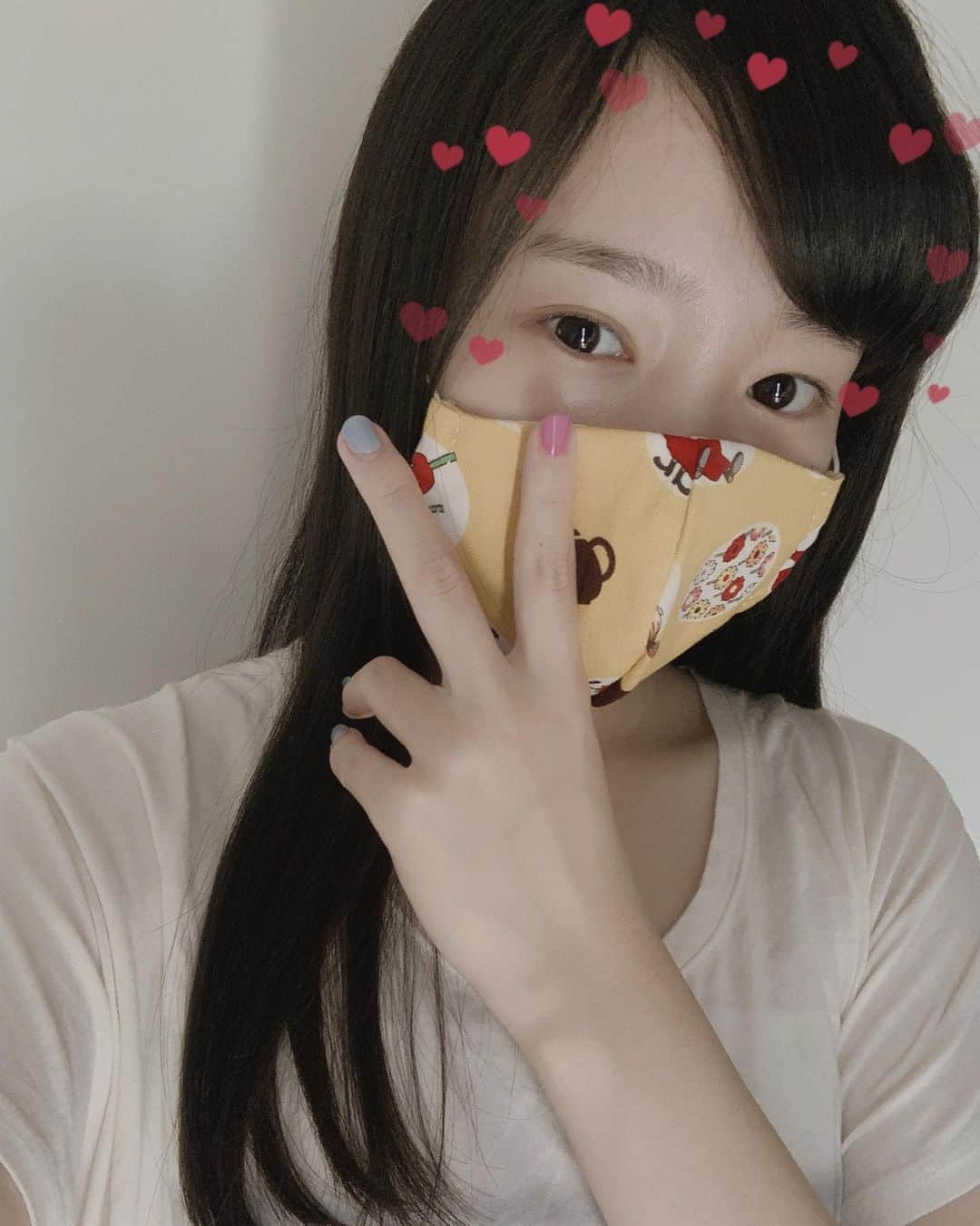 石田結耶さんのインスタグラム写真 - (石田結耶Instagram)「. 手作りマスクを作りました~🙌 手で隠れちゃってるけど柄はミイ‪︎❤︎‪︎ . #手作りマスク#ミイ」5月12日 21時12分 - yuya0507222